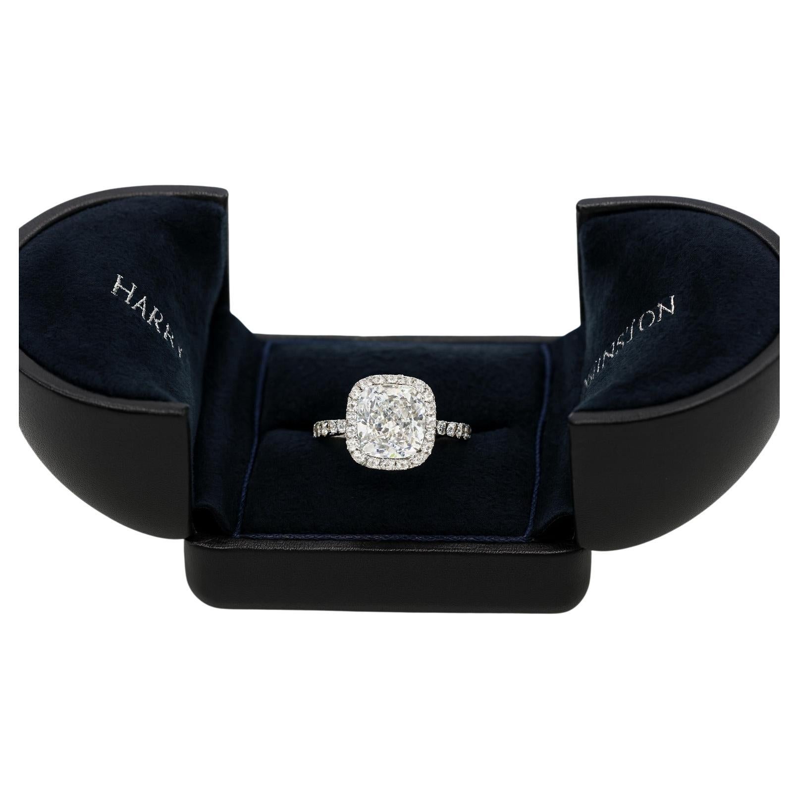 Moderno Harry Winston - Anello di platino con diamanti taglio cuscino in vendita