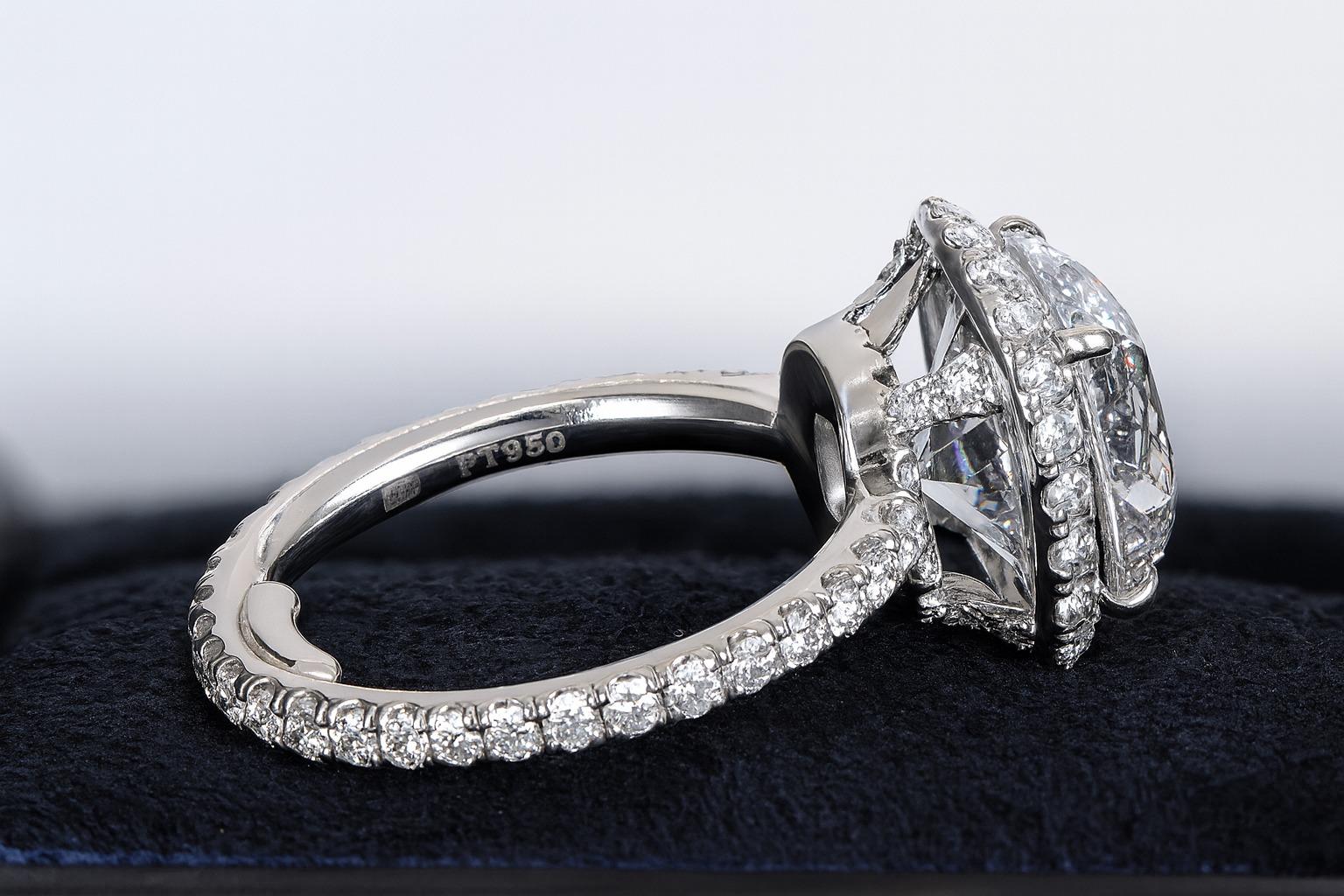 Harry Winston - Anello di platino con diamanti taglio cuscino In condizioni ottime in vendita a Chicago, IL