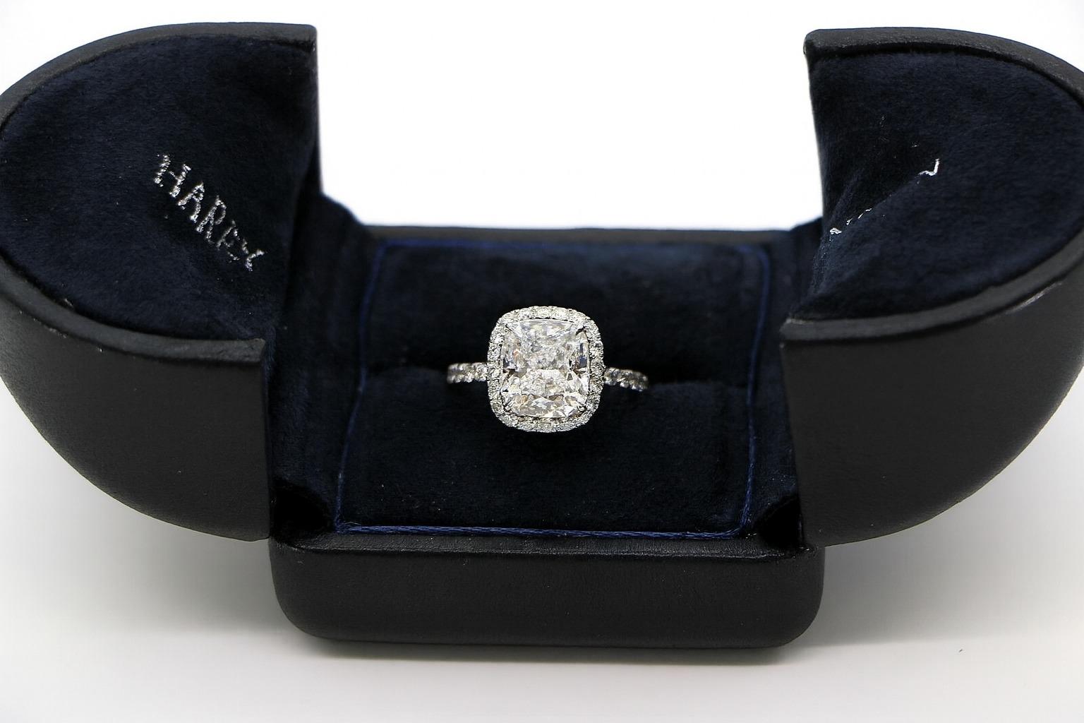 Taglio cuscino Anello con diamante a cuscino in platino di Harry Winston in vendita