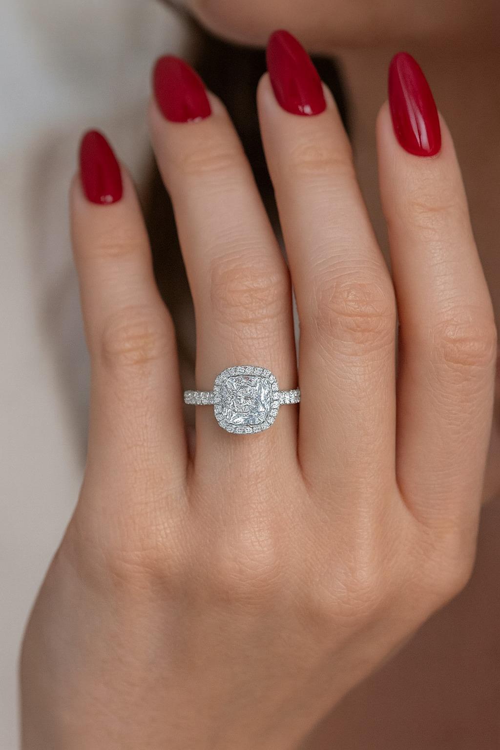 Anello con diamante a cuscino in platino di Harry Winston In condizioni ottime in vendita a Chicago, IL