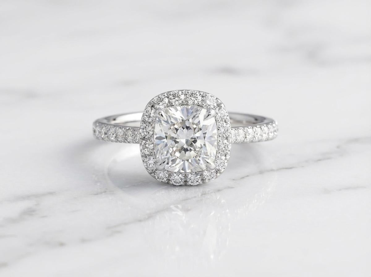 Anello con diamante a cuscino in platino di Harry Winston in vendita 1