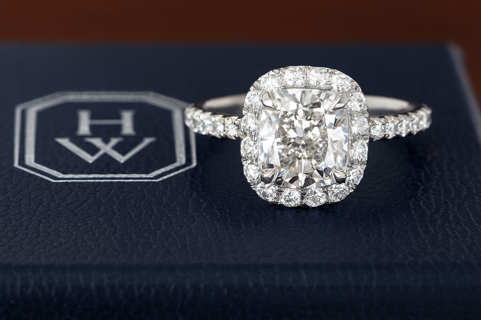 Anello con diamante a cuscino in platino di Harry Winston in vendita 2