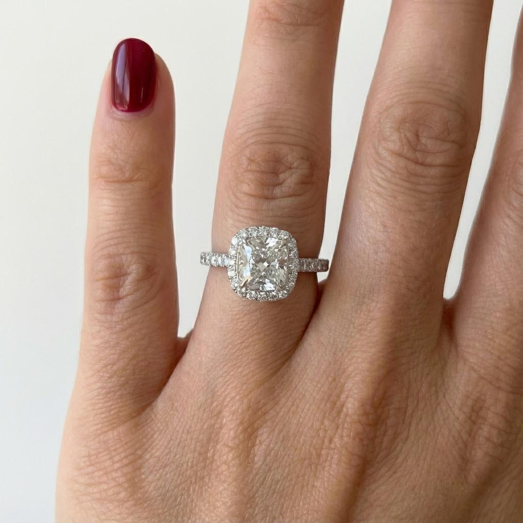 Questa squisita creazione di Harry Winston presenta un diamante da 1,05 carati con taglio Brilliante Modificato a Cuscino certificato GIA, di colore F e purezza VVS2 - una combinazione eccezionale che lo colloca tra i migliori diamanti bianchi