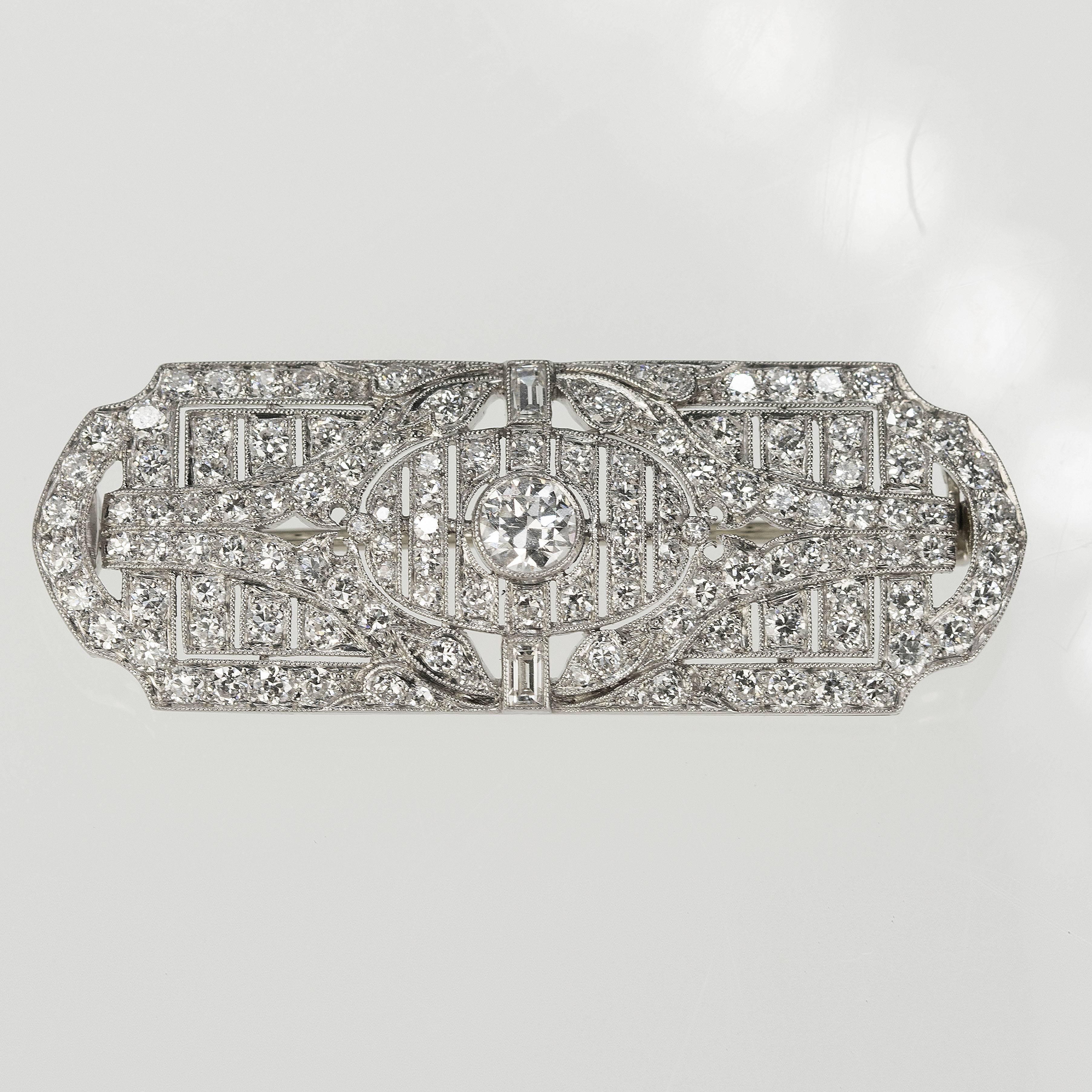 Platinum Hayden W. Wheeler & Co Art Deco Brooch, circa 1930s In Excellent Condition In Sarasota, FL