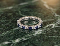 Fede nuziale Eternity in platino di Harry Winston con diamanti rotondi e zaffiro blu