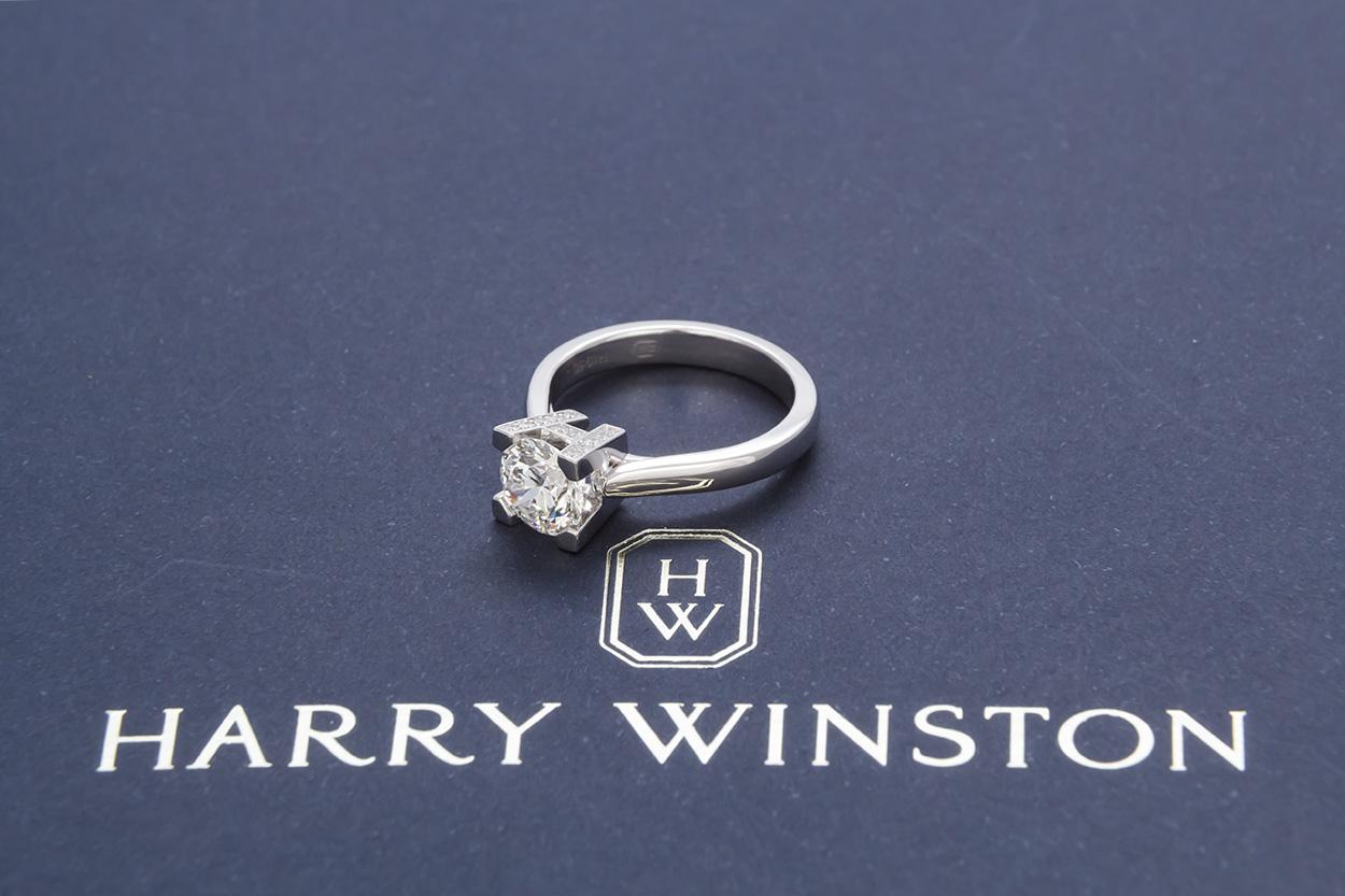 We are very pleased to present this truly remarkable Harry Winston Platinum 