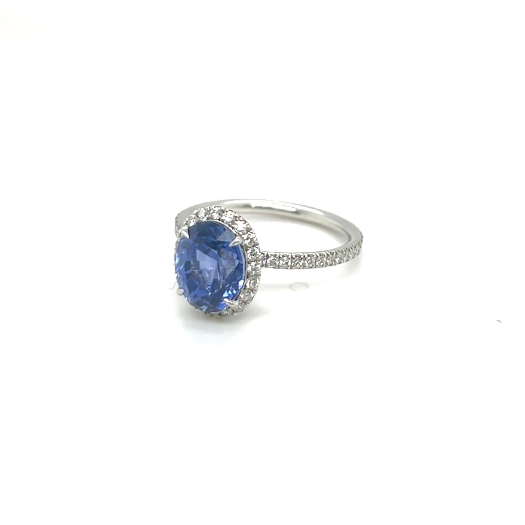 Stunning sapphire and diamond ring by Harry Winston.

Discover the epitome of elegance with this exquisite ring crafted by the renowned jeweler Harry Winston. This lovely piece is composed of high-quality platinum 950, ensuring both durability and a