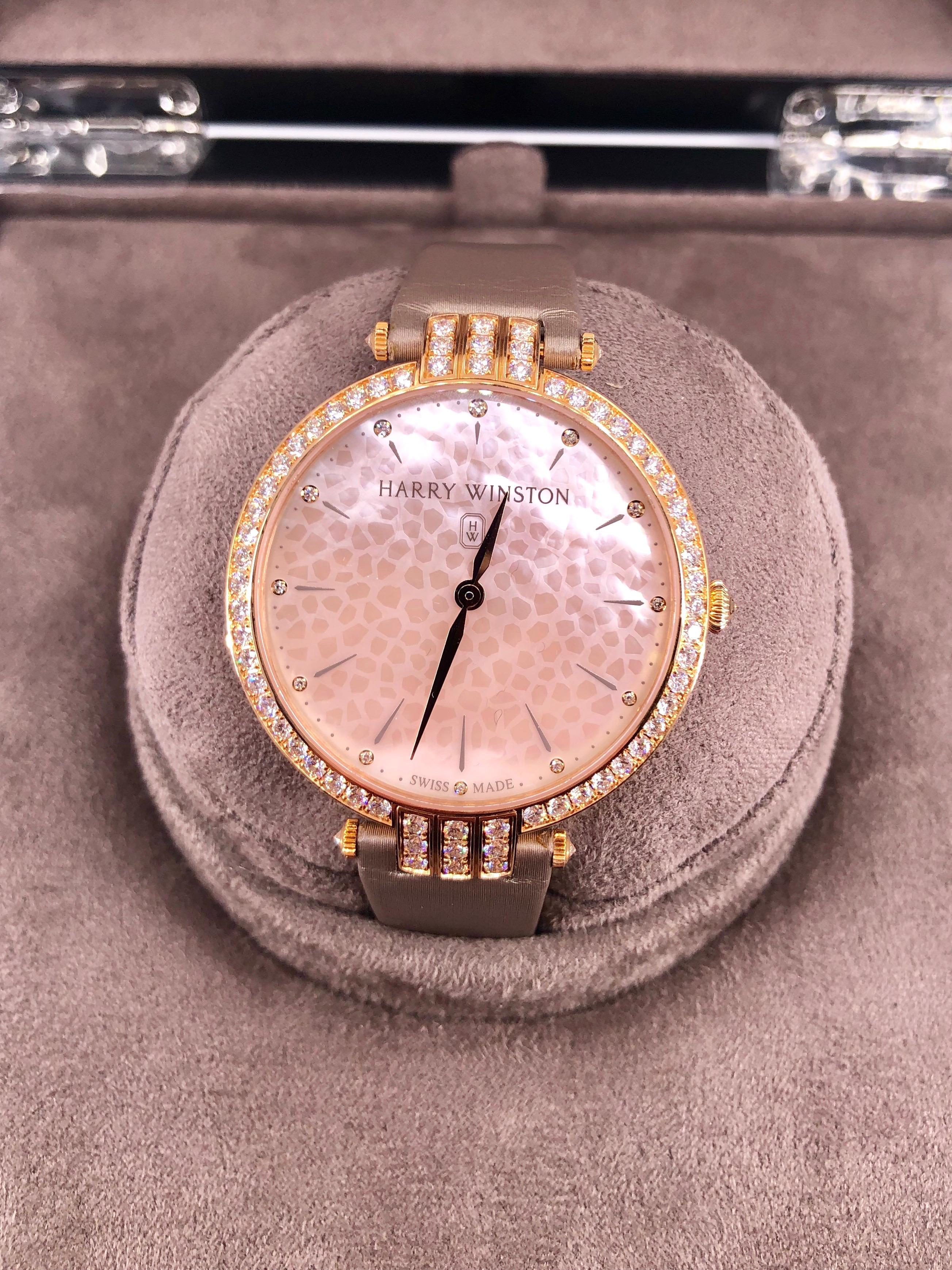 NEW
FACTORY STICKERS STILL INTACT

BRAND: Harry Winston 
MODEL: Premier
REFRENCE: PRNQHM36RR001
SIZE: 36mm
CASE: Rose Quartz
DIAL: Mother of Pearl
MOVEMENT: Quartz

SKU: WL1937