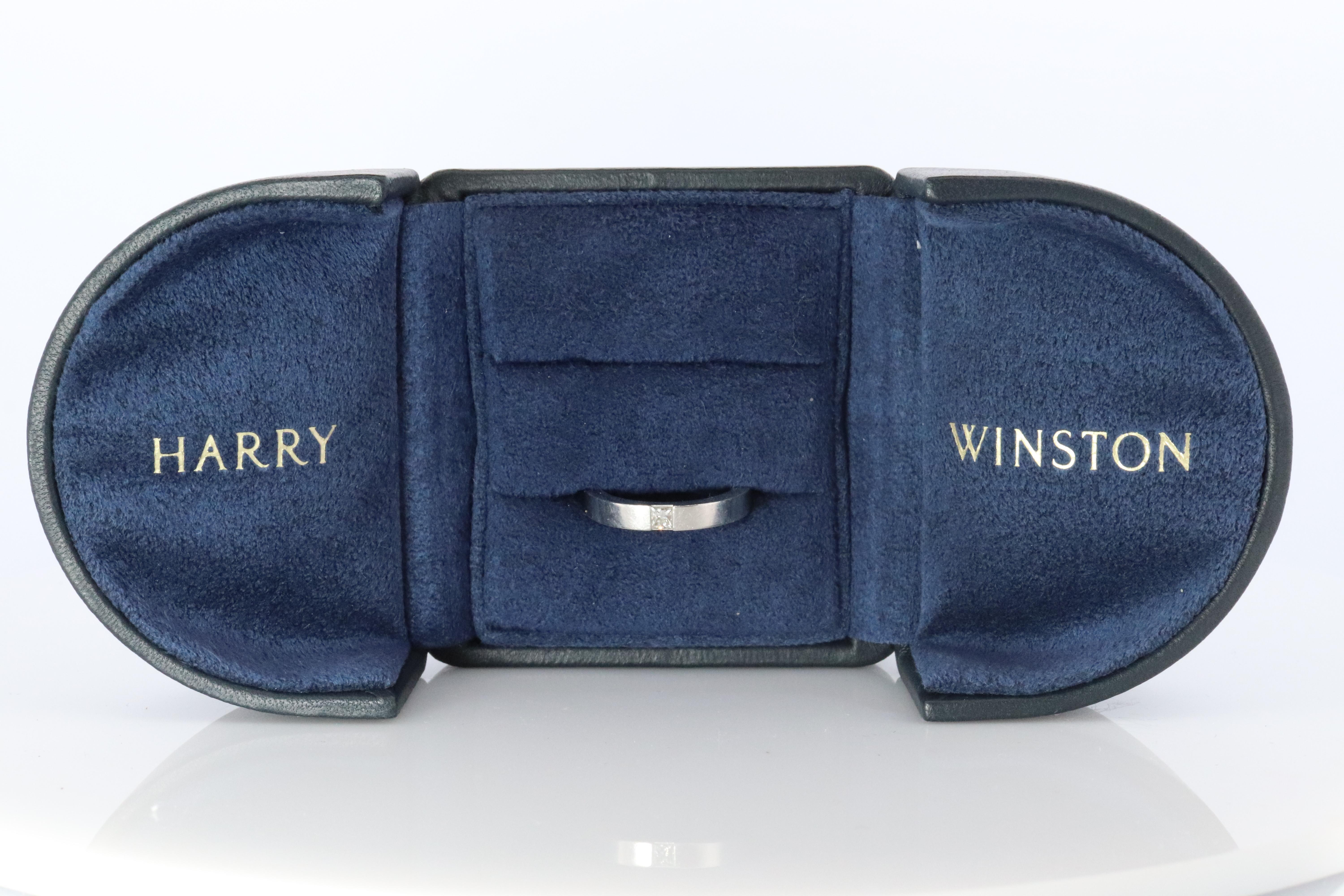 Anello autentico di Harry Winston

Solitario con diamante taglio Princess e fascia larga quadrata.

Viene fornito con l'astuccio originale Harry Winston.

Vestibilità comoda

PT950 Platino

Diamante taglio princess da 2,5 mm per 2,5 mm.

Dimensione