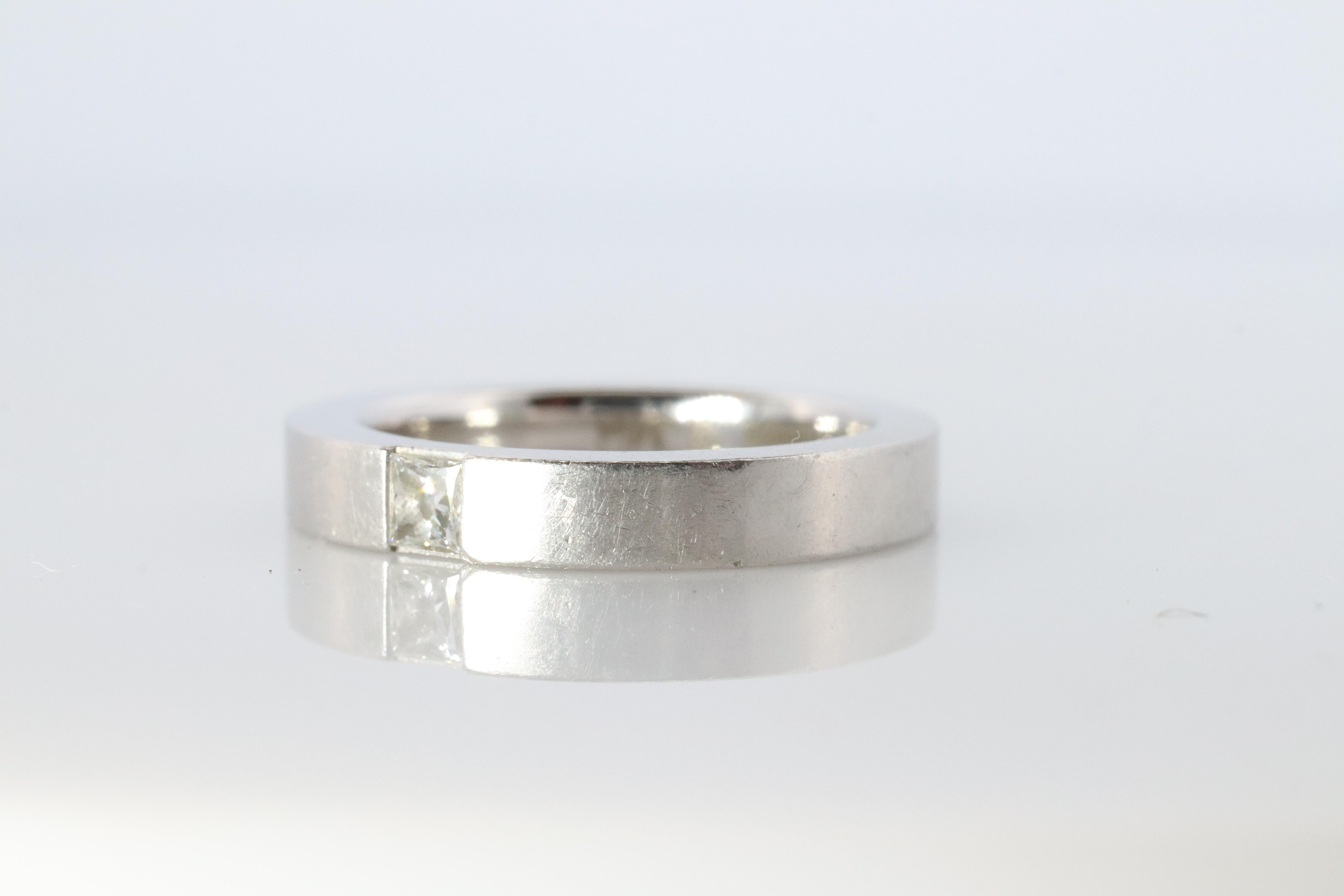 Moderno Anello Harry Winston. Solitario con diamante Princess PT950 in platino. in vendita
