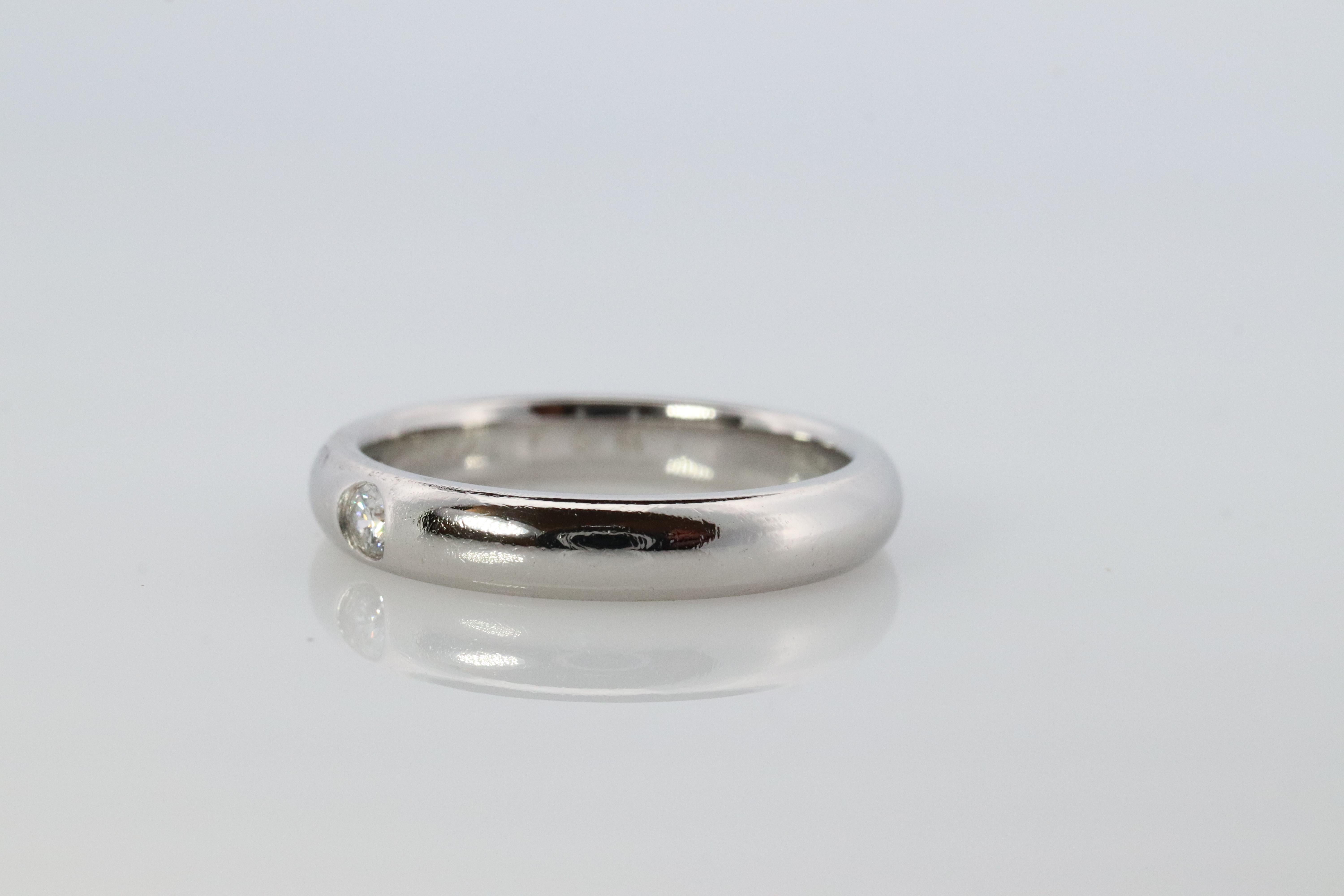 Bague Harry Winston authentique

Solitaire en diamant taillé en rond avec une bande large de confort.


Coupe confortable

PT950 Platine

Diamant rond de 2,5 mm.

Taille 5
3mm de large
5.3 grammes