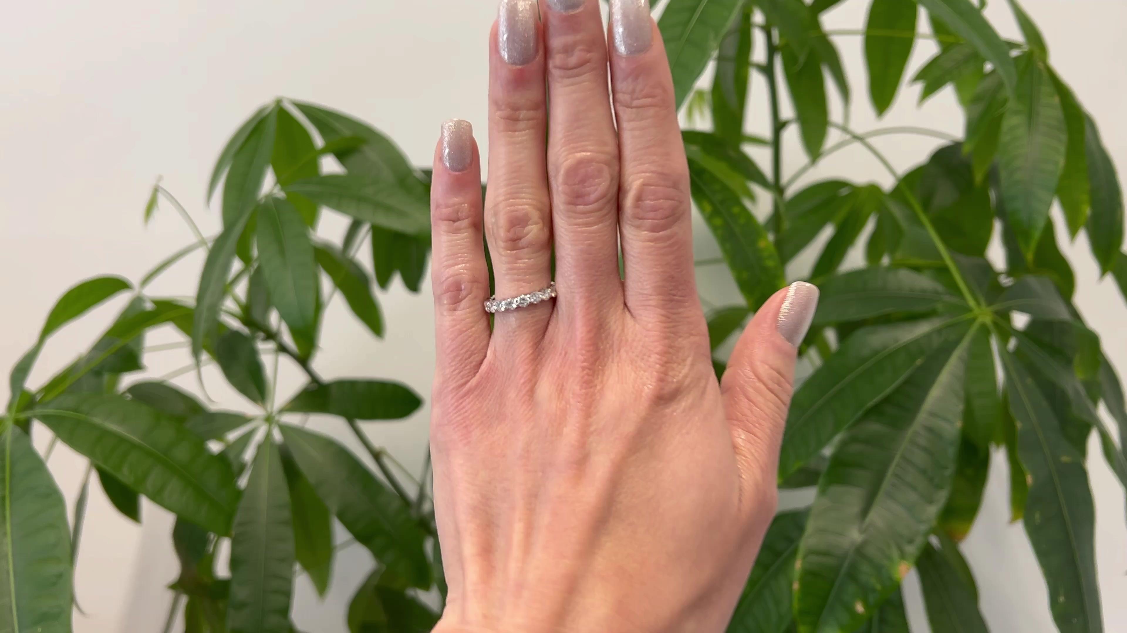 Ein Harry Winston Rund Brillantschliff Diamant Prong Set Eternity Band. Mit 19 runden Diamanten im Brillantschliff mit einem Gesamtgewicht von 2,03 Karat, eingestuft in Farbe D-F, Reinheit VVS-VS2. Gefertigt aus Platin, signiert Harry Winston,