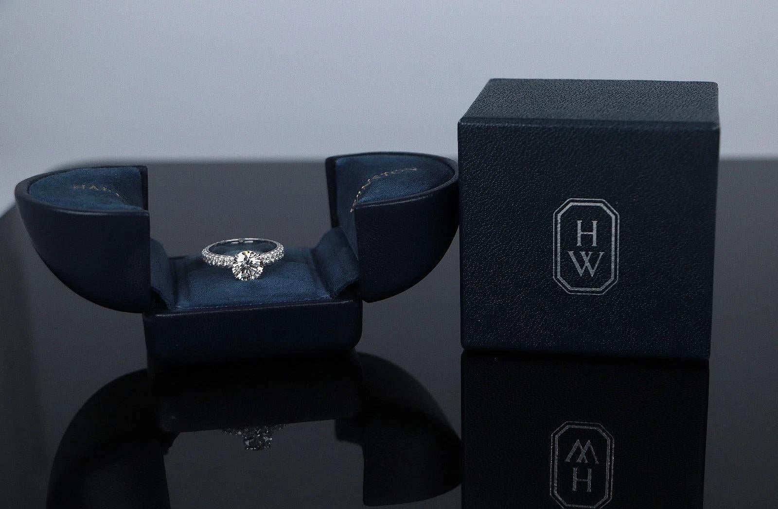 Moderno Anello con diamante tondo e brillante di Harry Winston in oro bianco 18 carati in vendita