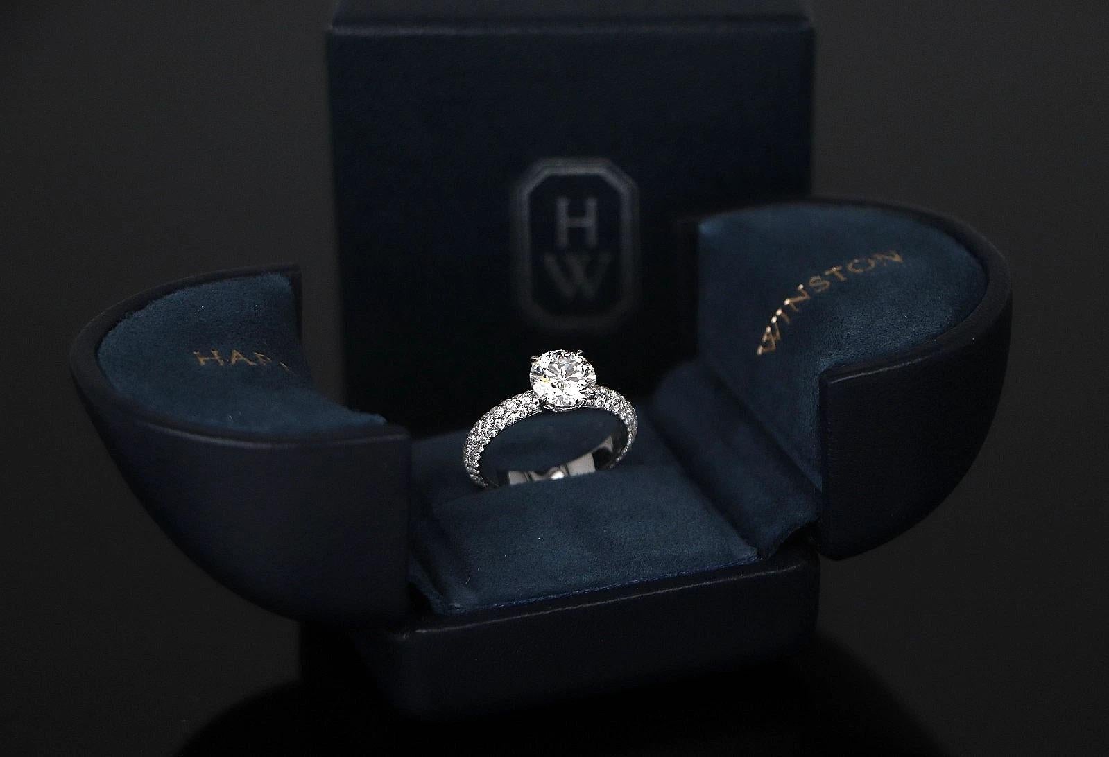 Taglio rotondo Anello con diamante tondo e brillante di Harry Winston in oro bianco 18 carati in vendita