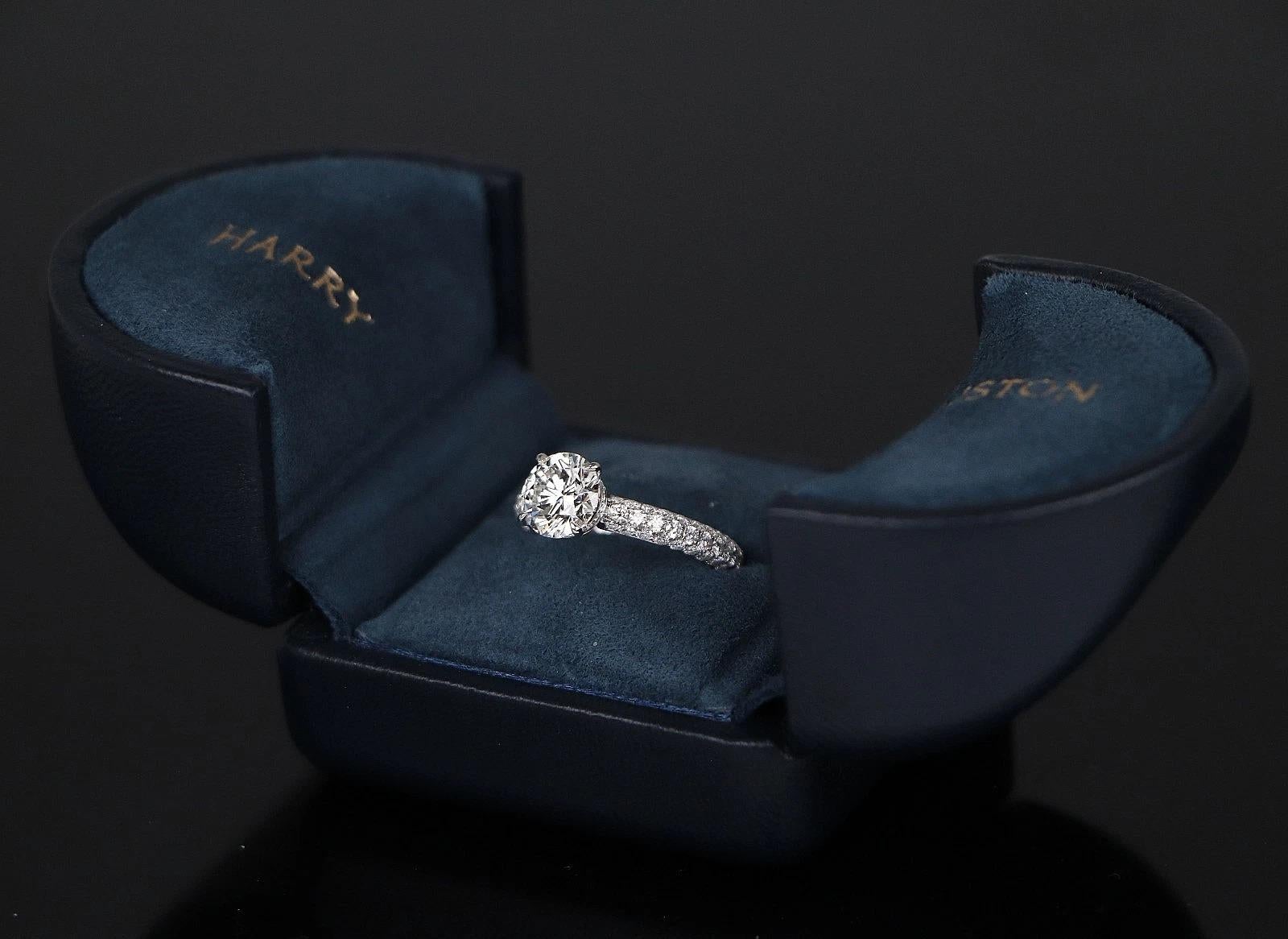 Anello con diamante tondo e brillante di Harry Winston in oro bianco 18 carati In condizioni ottime in vendita a Chicago, IL