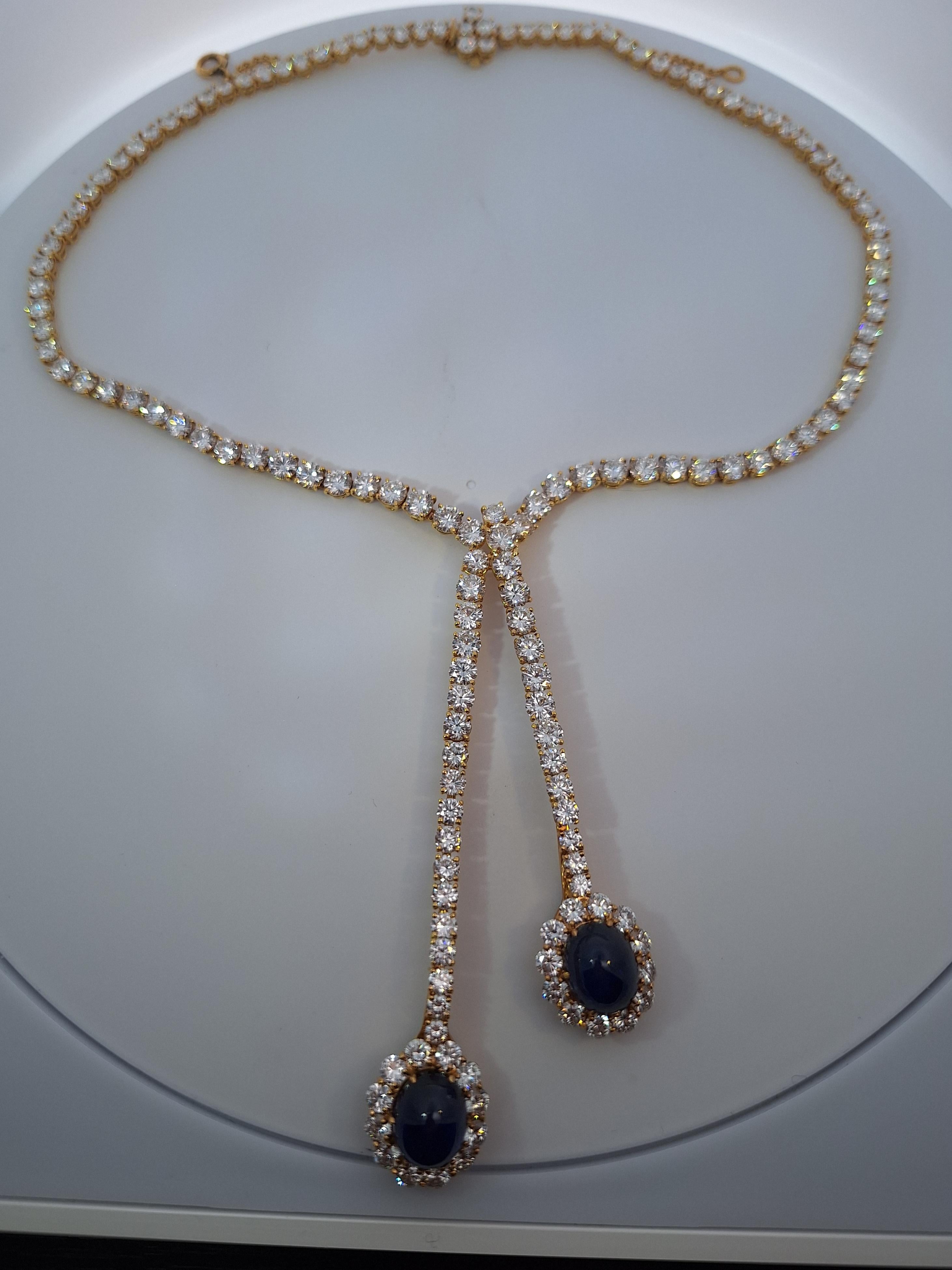 Stein: Natürliche Diamanten & Saphire

Diamant Gesamtkaratgewicht: Ca. 35.00Ctw

Cabochon Saphir Karat Gewicht: 9.47CTW & 8.43CTW

Metall: 18Kt Gelbgold

 Länge: 22
