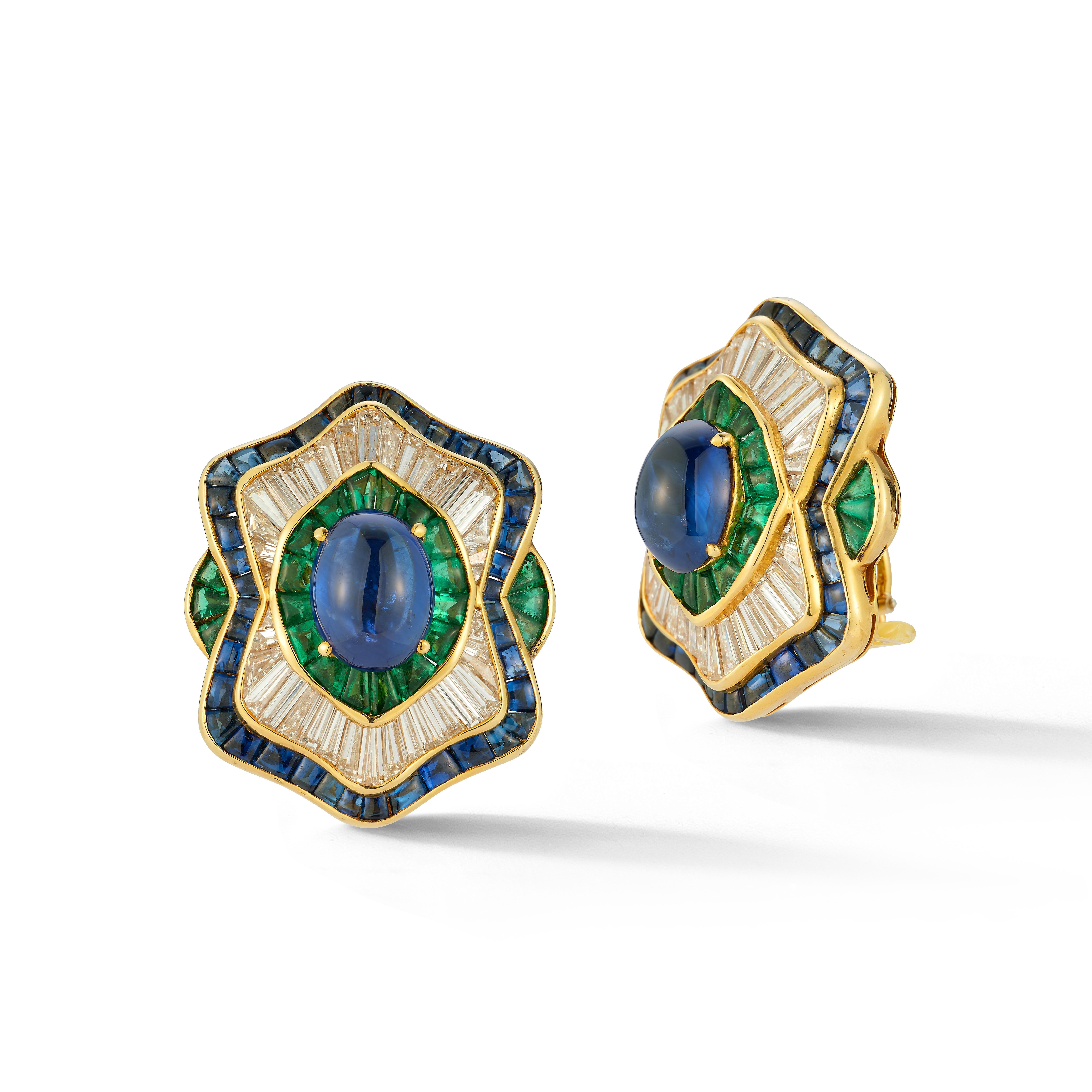 Harry Winston Saphir-Smaragd- und Diamant-Ohrringe

Zwei große Cabochon-Saphire in der Mitte, umgeben von Diamanten, Smaragden und kleineren Saphiren, gefasst in 18 Karat Gelbgold.

Zentrum Saphire Gesamtgewicht: 10,01 Karat 
Kleinere Saphire