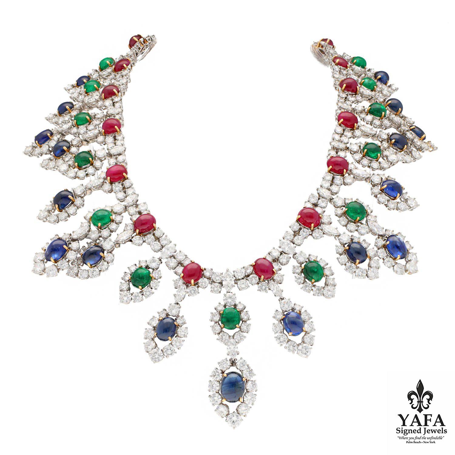 Bonita de día con luz natural y asombrosa de noche, brillando como con luz eléctrica. Con un diseño de flecos, los rubíes, zafiros y esmeraldas talla cabujón se combinan con diamantes talla brillante y talla marquesa.
Longitud aproximada -