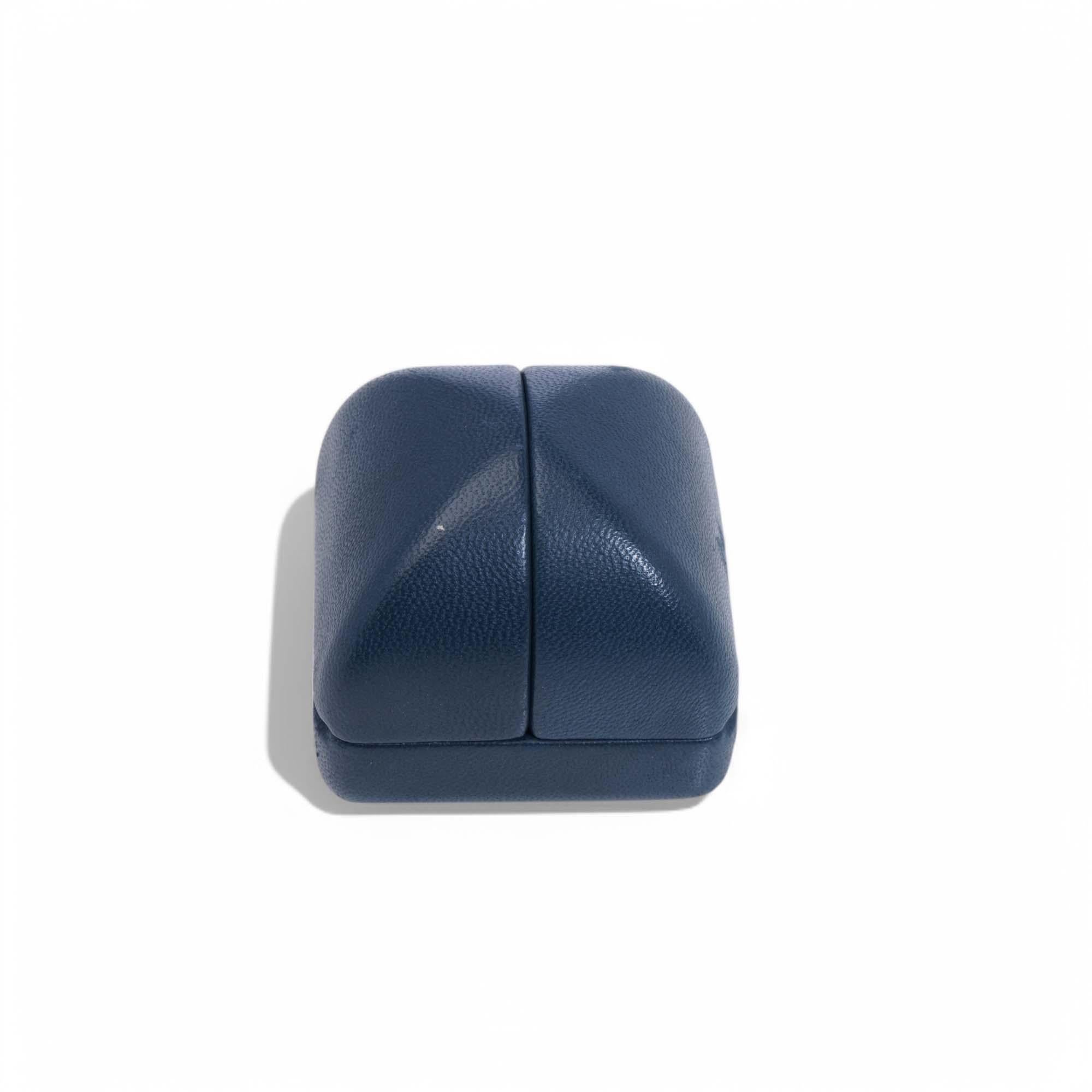 Harry Winston  Boîte à bagues. 

Période : Fin du 20e siècle
MATERIAL : Extérieur en cuir bleu, double compartiment avec intérieur en satin et velours blanc.
Objet : Conçu pour la présentation et le stockage des bagues
Dimensions : Environ 5 x 5 x