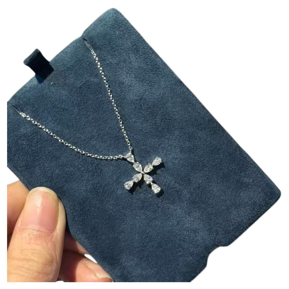 Harry Winston Símbolos Cruz de diamantes en forma de pera 0,48 ct Colgante de platino Talla S
