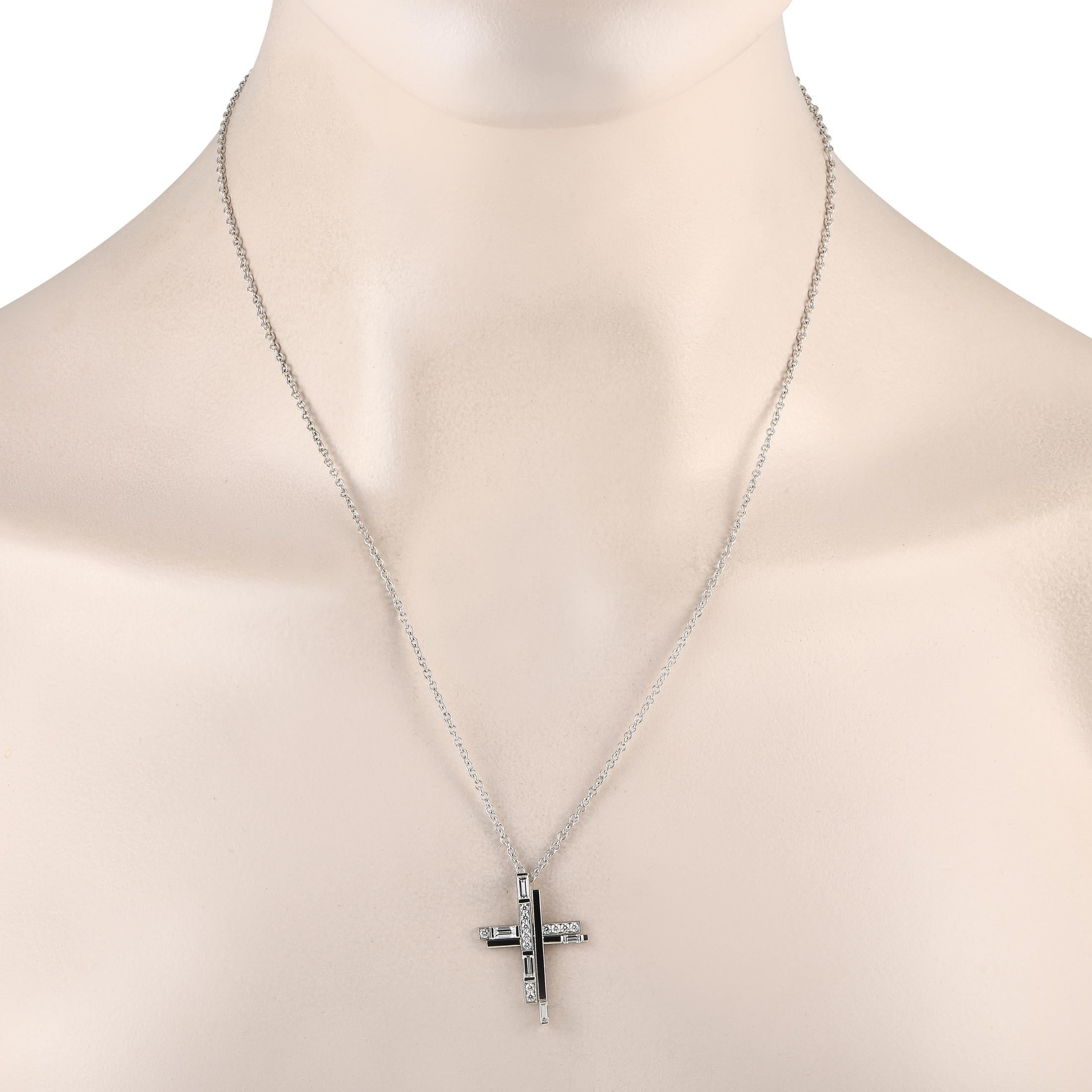 Ce collier à croix Harry Winston vous permet de partager la lumière de votre foi. Elle est délicatement réalisée en platine 950 et ornée de 12 diamants ronds de taille brillant et de cinq diamants baguettes. Le pendentif mesure 1,15 par 0,75 pouces