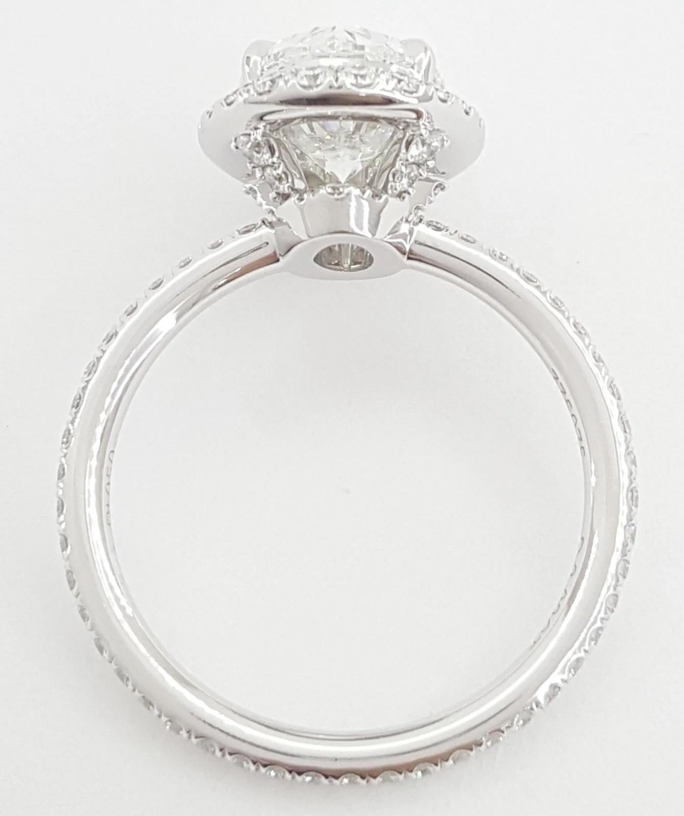 Harry Winston “The One” Oval-Shaped Diamond Micropavé Halo Engagement Ring Moderno en venta