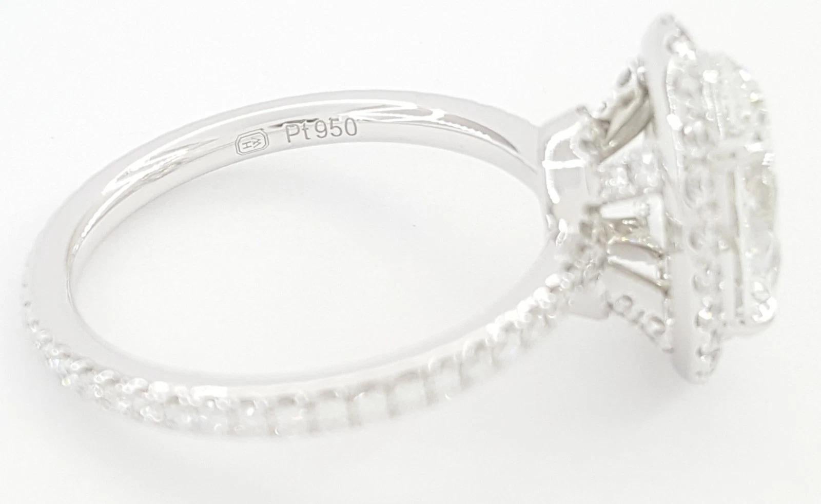 Harry Winston “The One” Oval-Shaped Diamond Micropavé Halo Engagement Ring Corte oval en venta