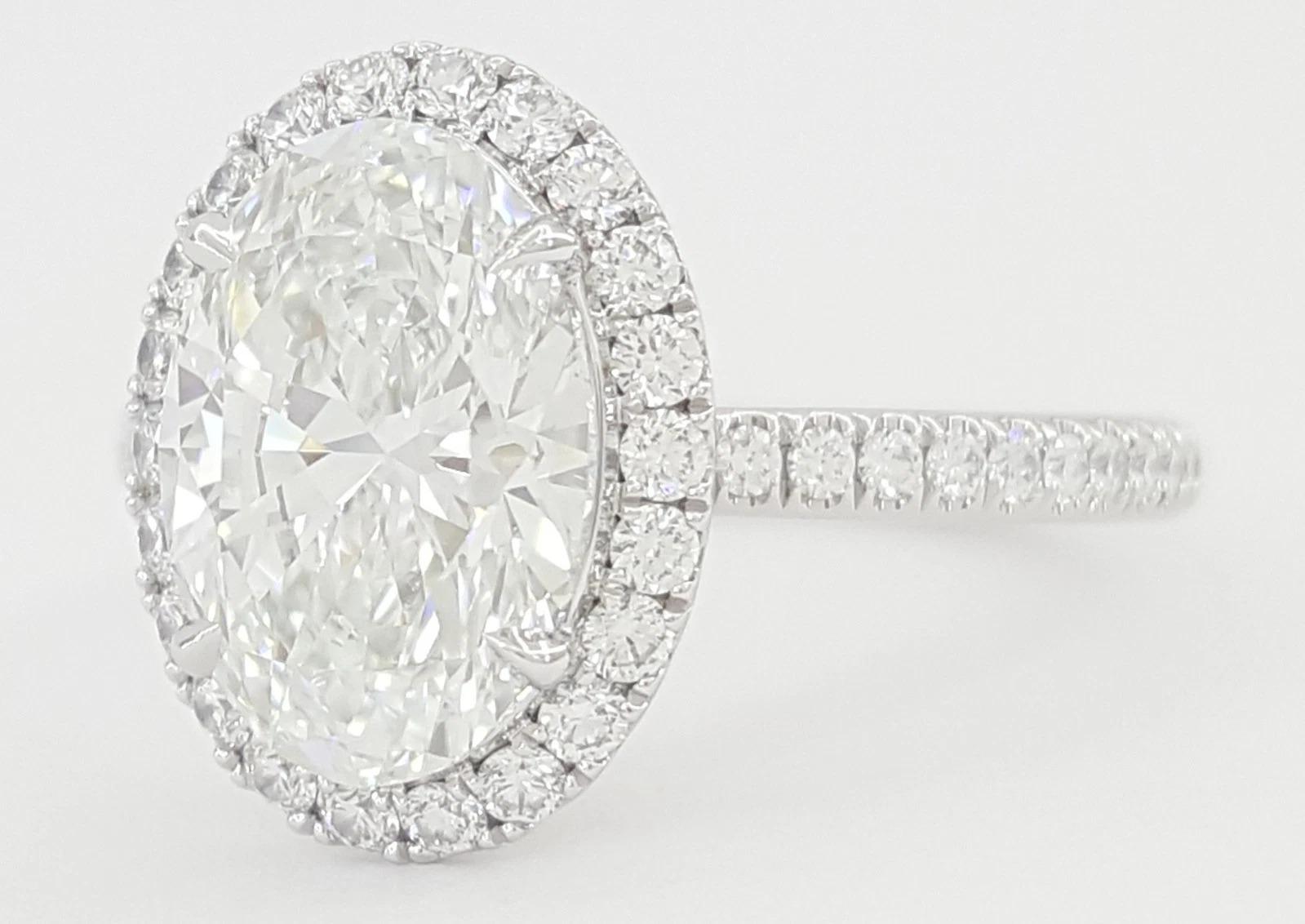 Harry Winston “The One” Oval-Shaped Diamond Micropavé Halo Engagement Ring en Excelente estado para la venta en Chicago, IL