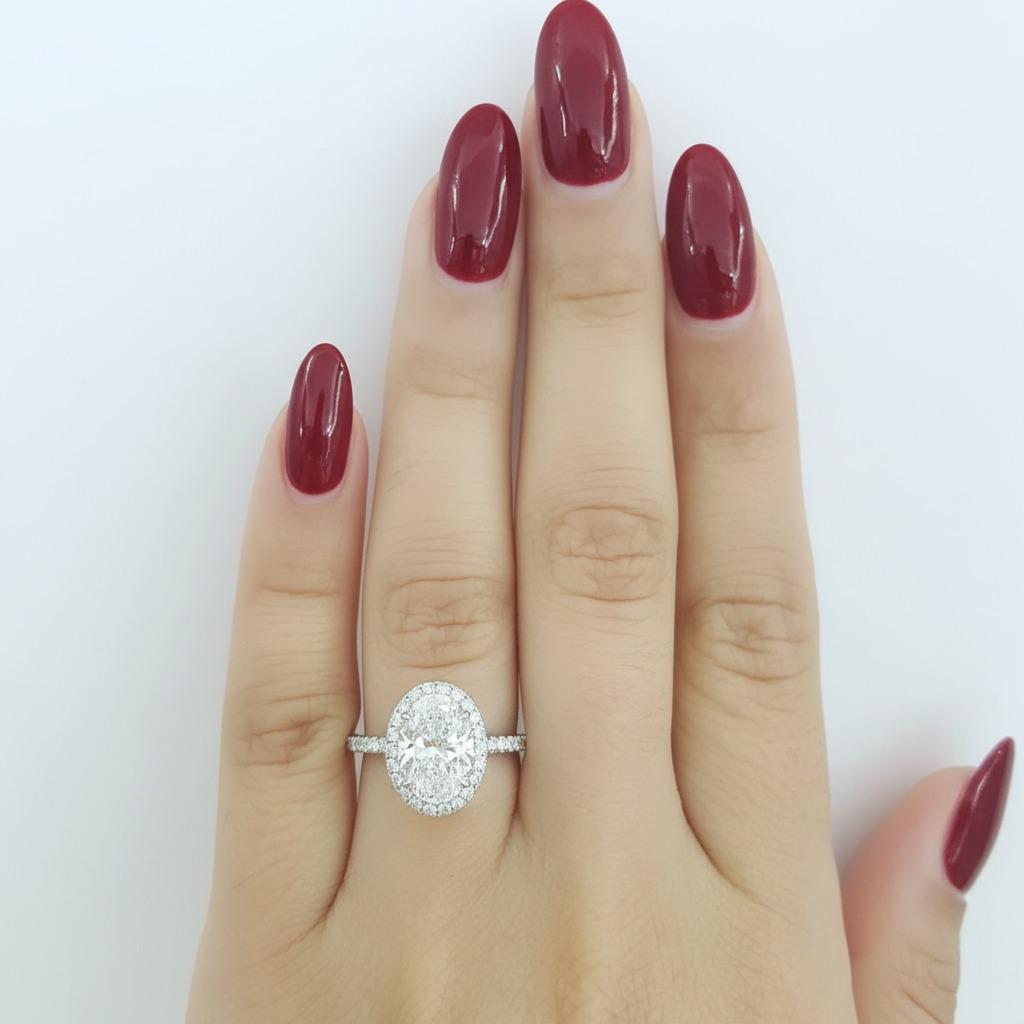 Femenino o masculino Harry Winston “The One” Oval-Shaped Diamond Micropavé Halo Engagement Ring en venta