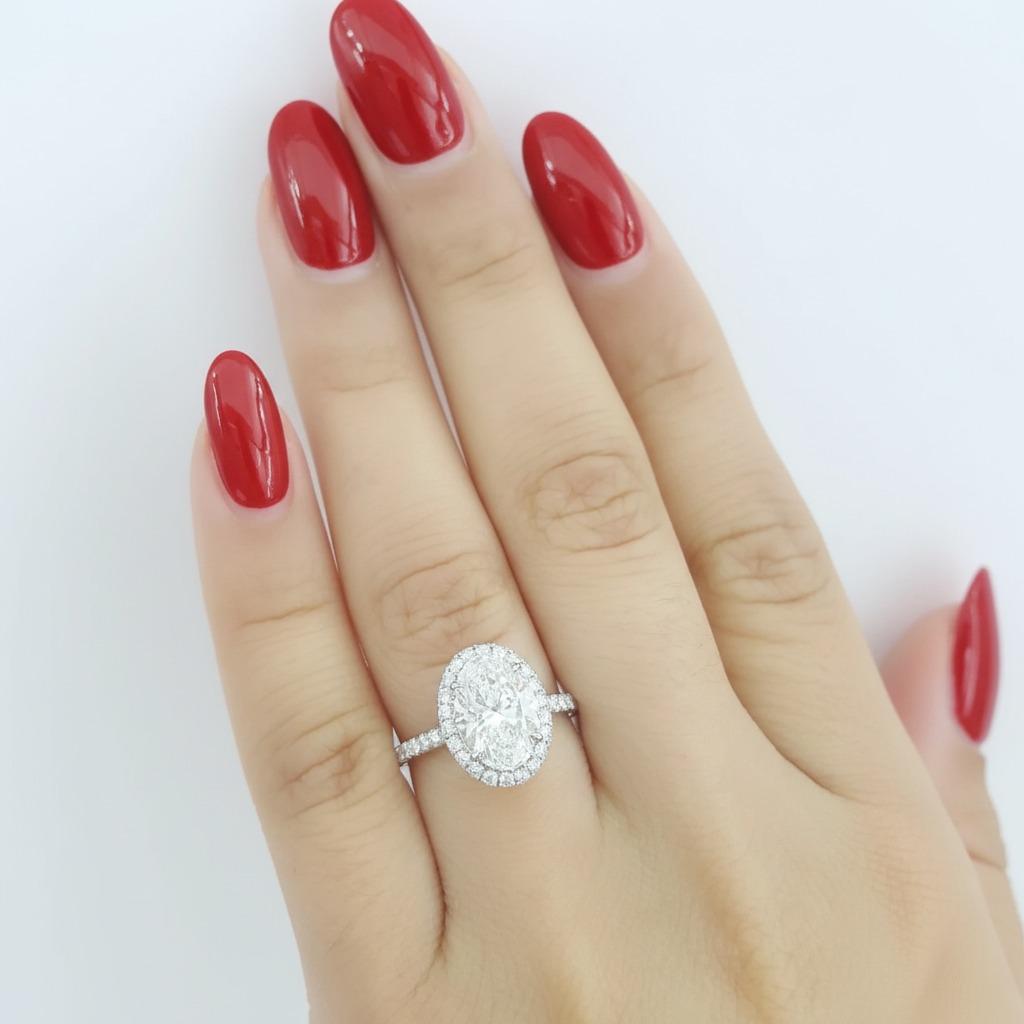 Harry Winston “The One” Oval-Shaped Diamond Micropavé Halo Engagement Ring en venta 1