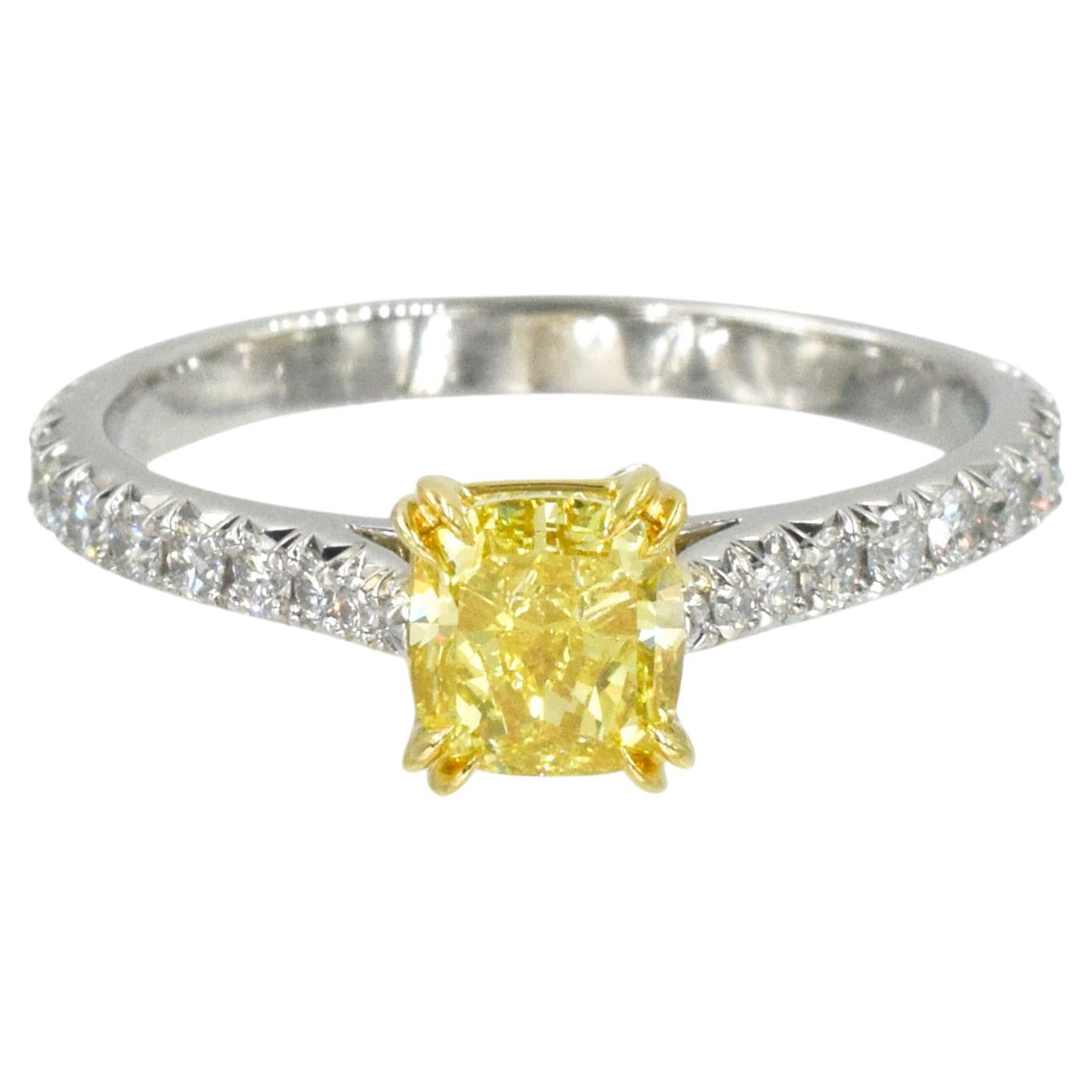 Anillo Harry Winston de diamantes amarillos en platino. El centro del anillo presenta un diamante de talla brillante modificado en cojín amarillo intenso de 1,03 quilates, claridad VVS1, Certificado GIA
 # 2203440524, engastada en una cesta de oro