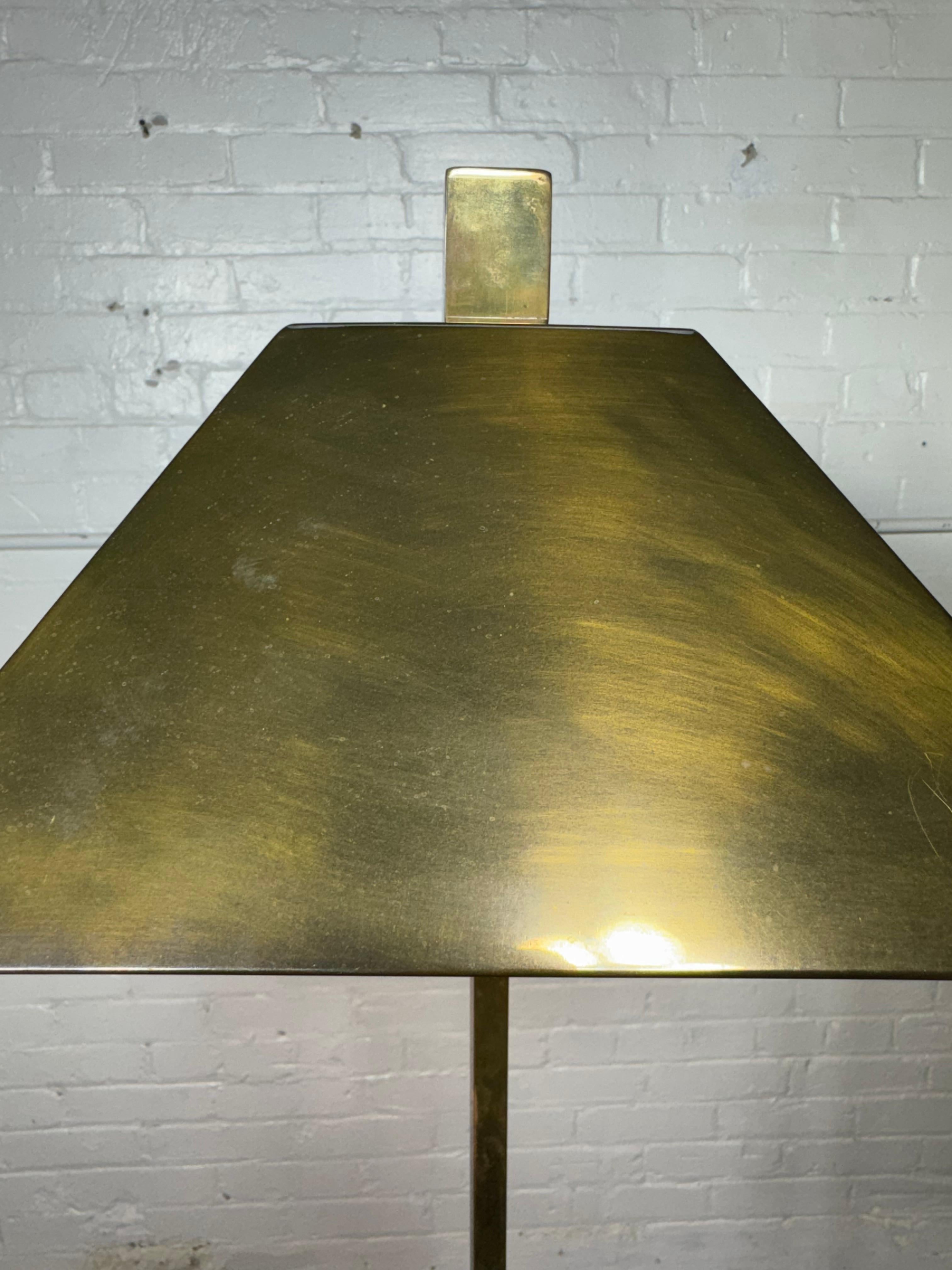  Lampada da terra in ottone massiccio prodotta da Hart Associates negli anni '60.
La lampada è interamente realizzata in ottone massiccio, compresi il paralume e il terminale. L'ottone presenta una bella patina invecchiata e può essere lucidato su