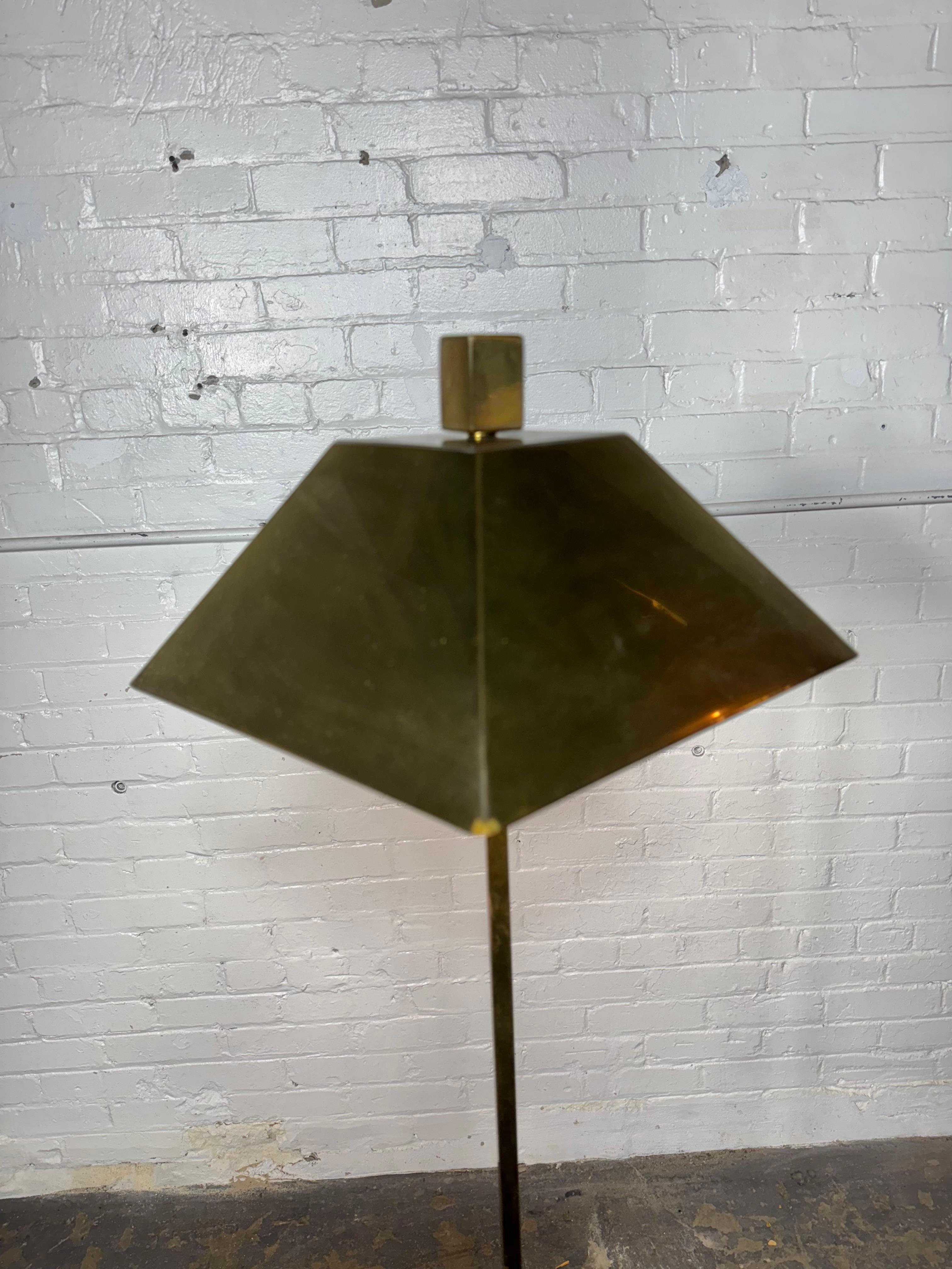 Mid-Century moderno Hart Associates, Lampada da terra in ottone massiccio... Design architettonico classico in vendita