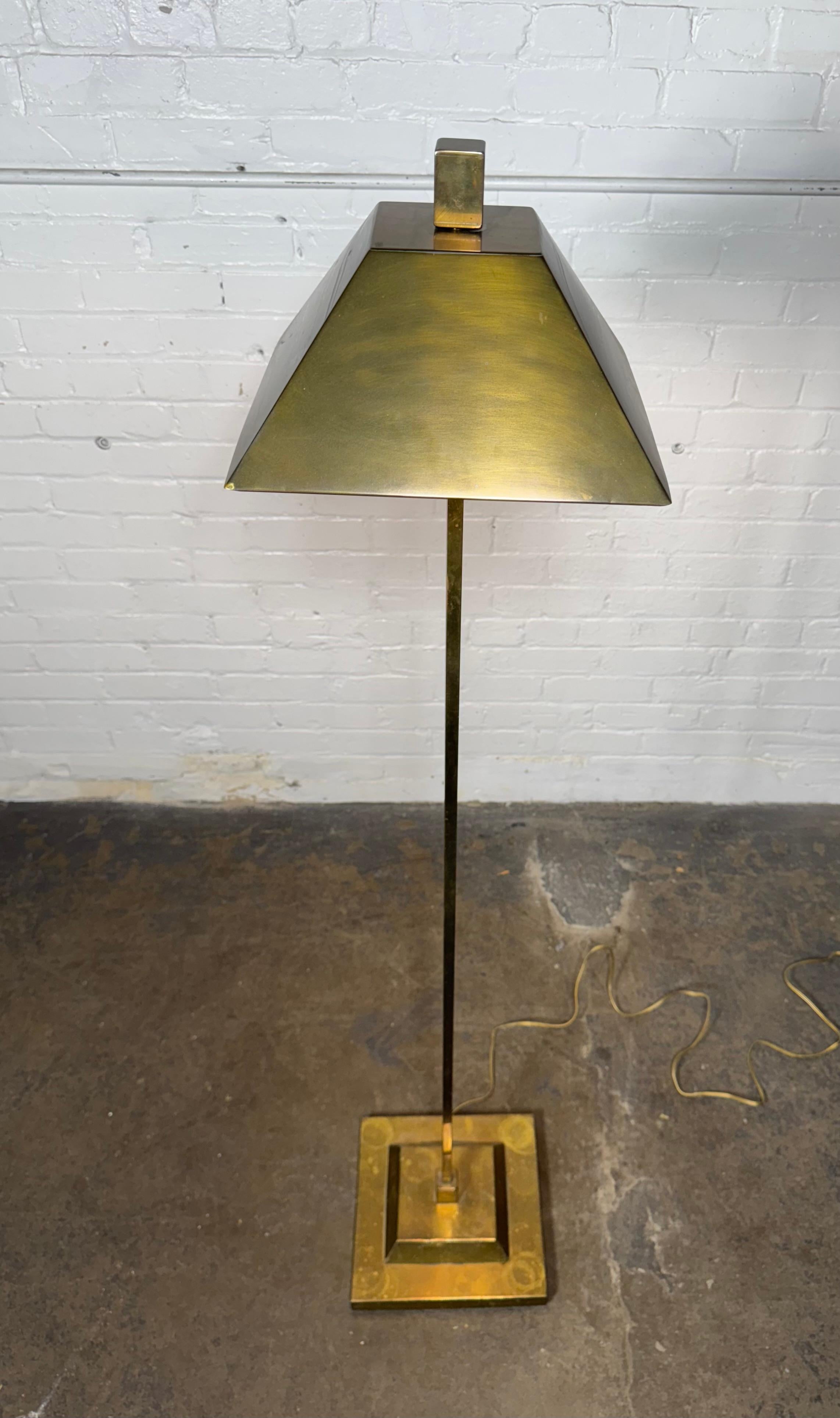 Americano Hart Associates, Lampada da terra in ottone massiccio... Design architettonico classico in vendita