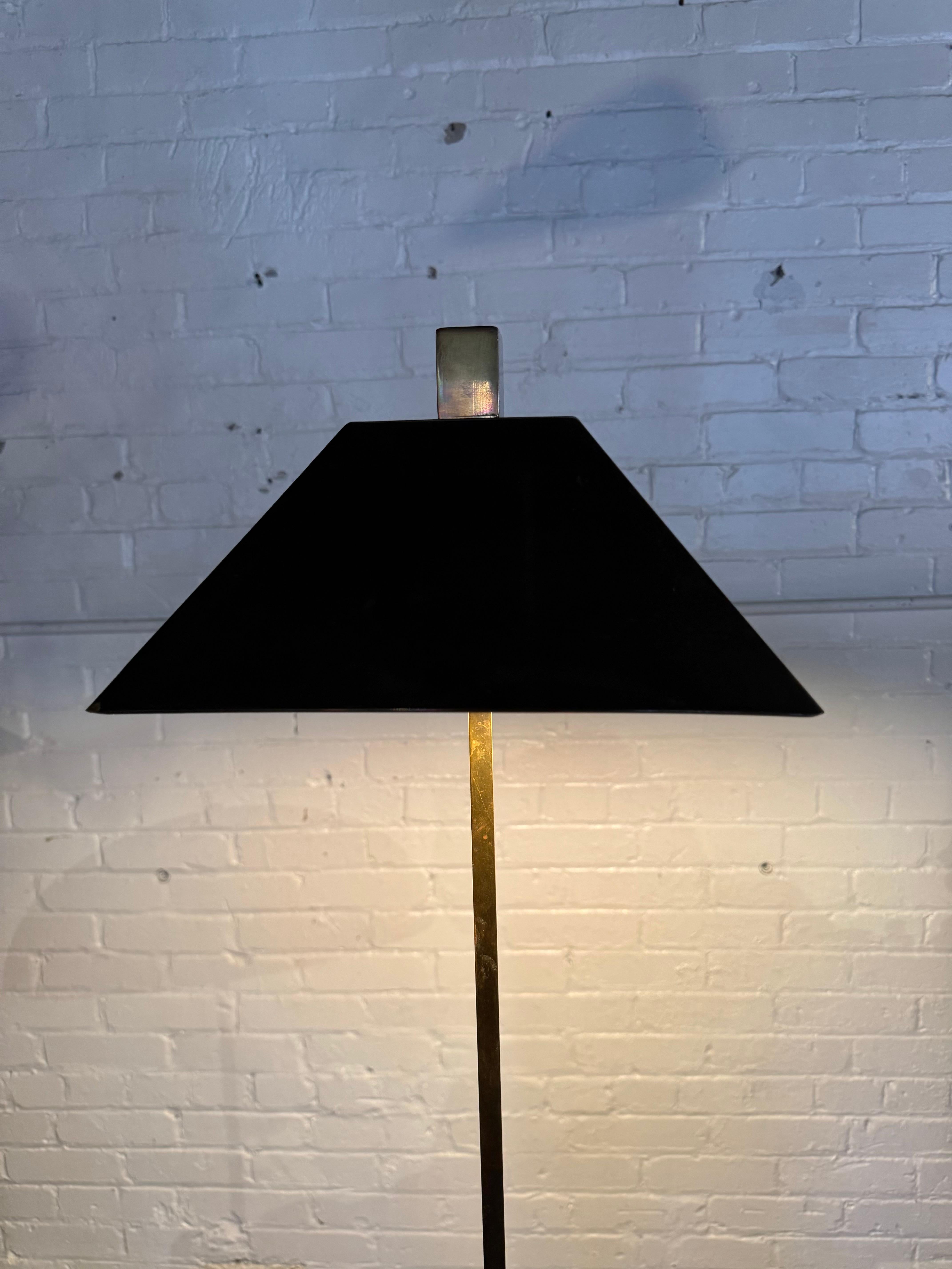 Ottone Hart Associates, Lampada da terra in ottone massiccio... Design architettonico classico in vendita