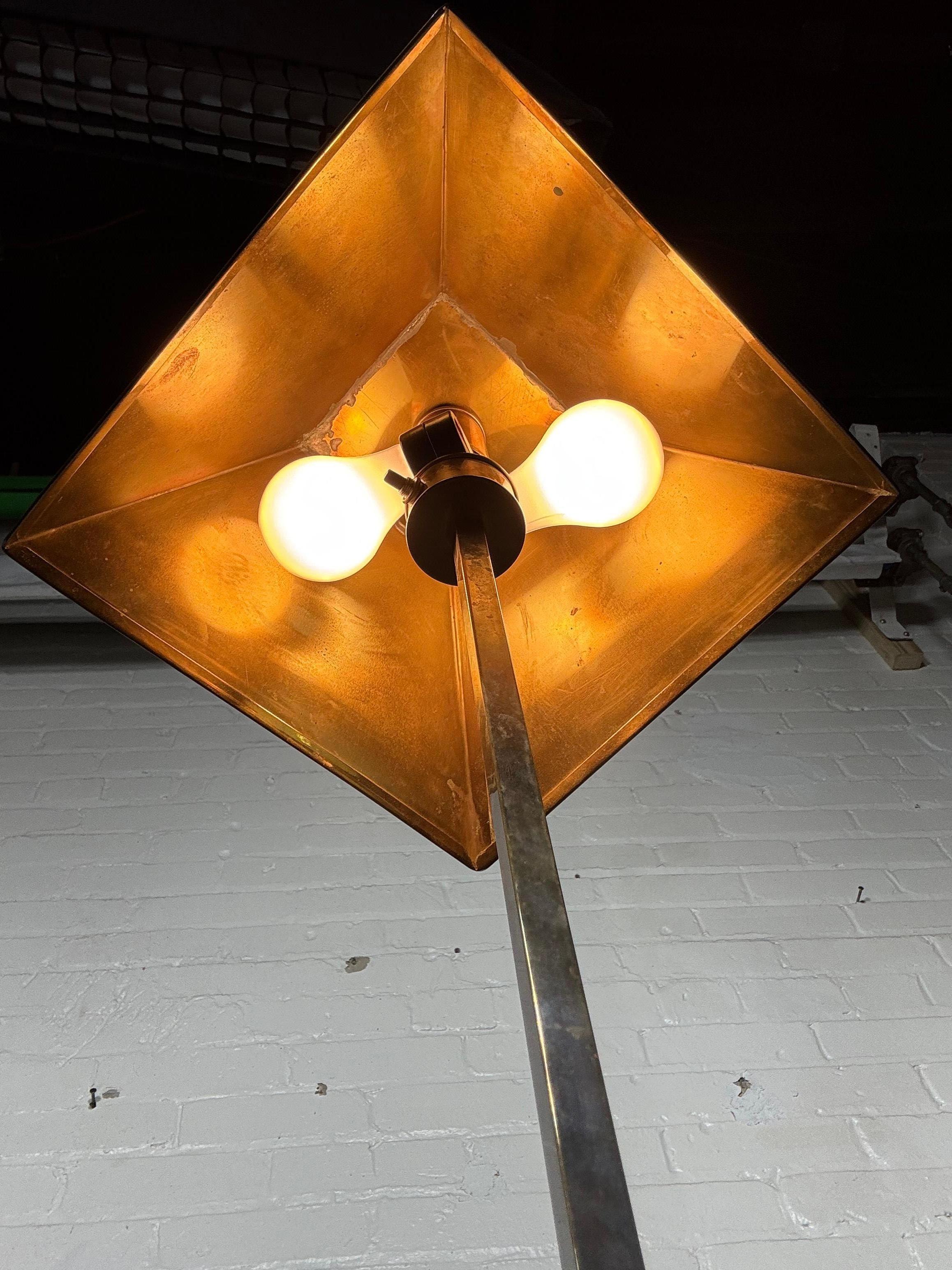 Hart Associates, Lampada da terra in ottone massiccio... Design architettonico classico in vendita 2