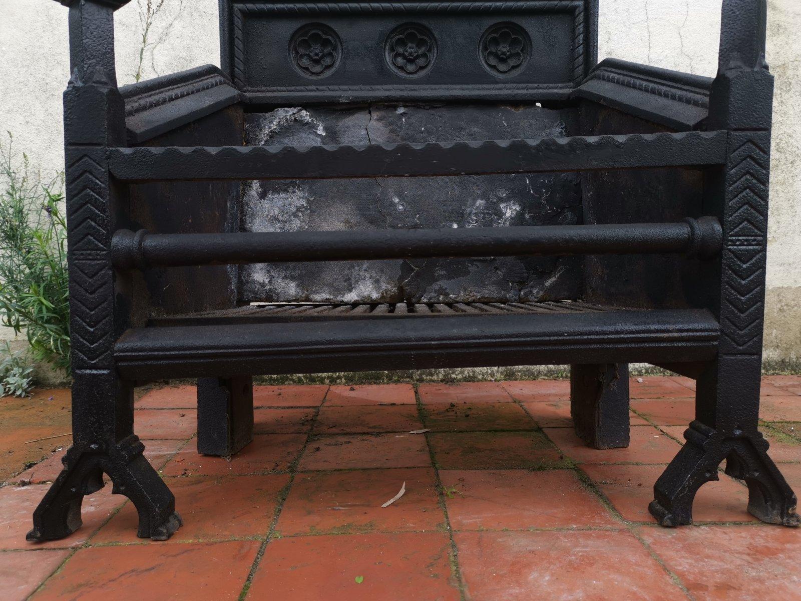 Hart Son & Peard, an English Aesthetic Movement Fire Grate with Dog Head Finials 1