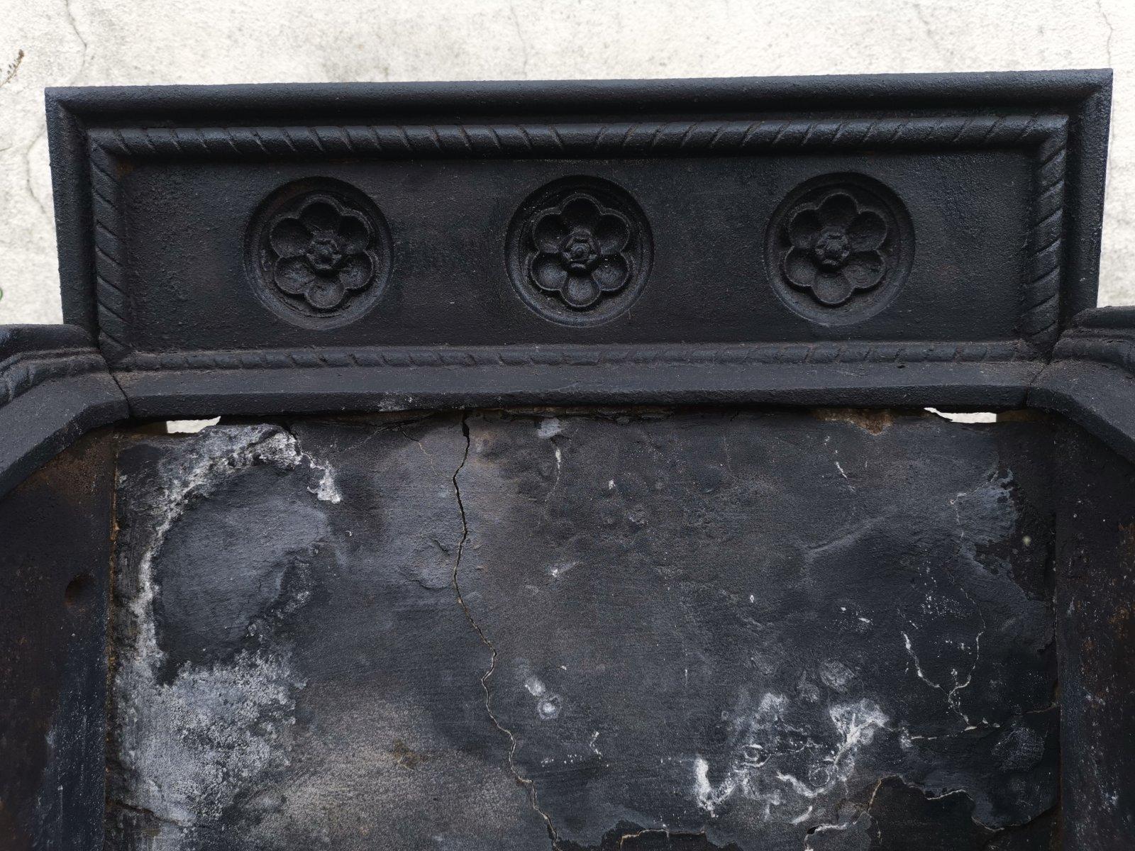 Hart Son & Peard, an English Aesthetic Movement Fire Grate with Dog Head Finials 2