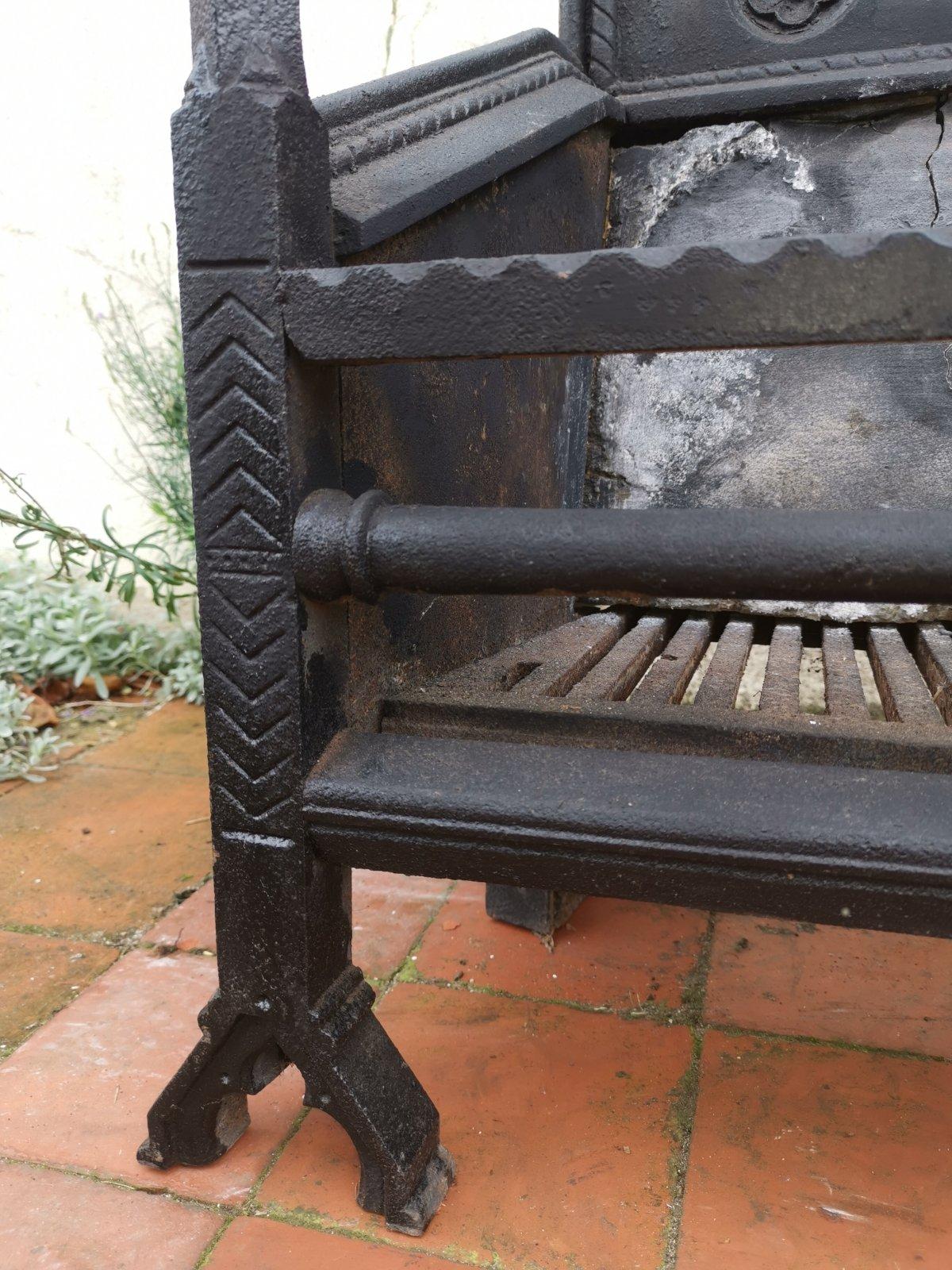 Hart Son & Peard, an English Aesthetic Movement Fire Grate with Dog Head Finials 4