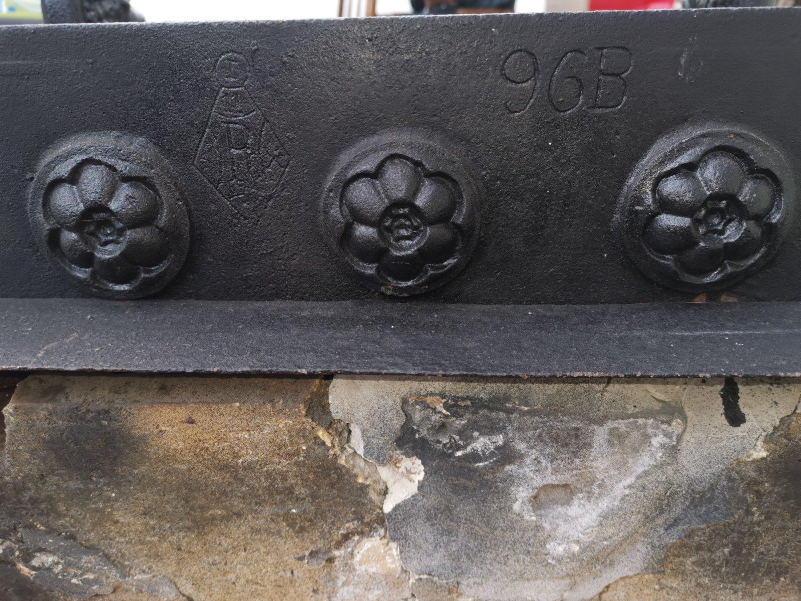 Hart Son & Peard, an English Aesthetic Movement Fire Grate with Dog Head Finials 6