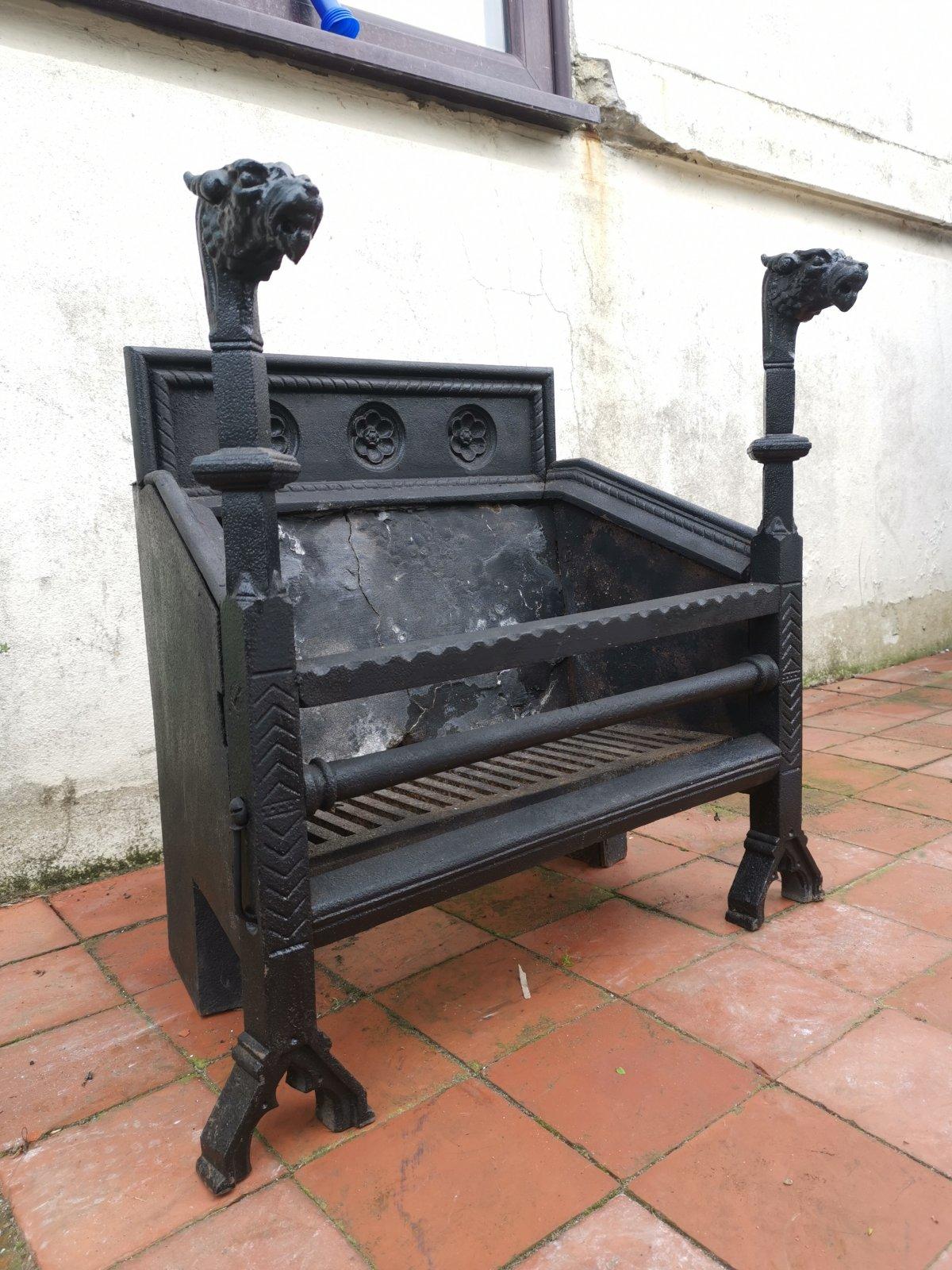 Cast Hart Son & Peard, an English Aesthetic Movement Fire Grate with Dog Head Finials
