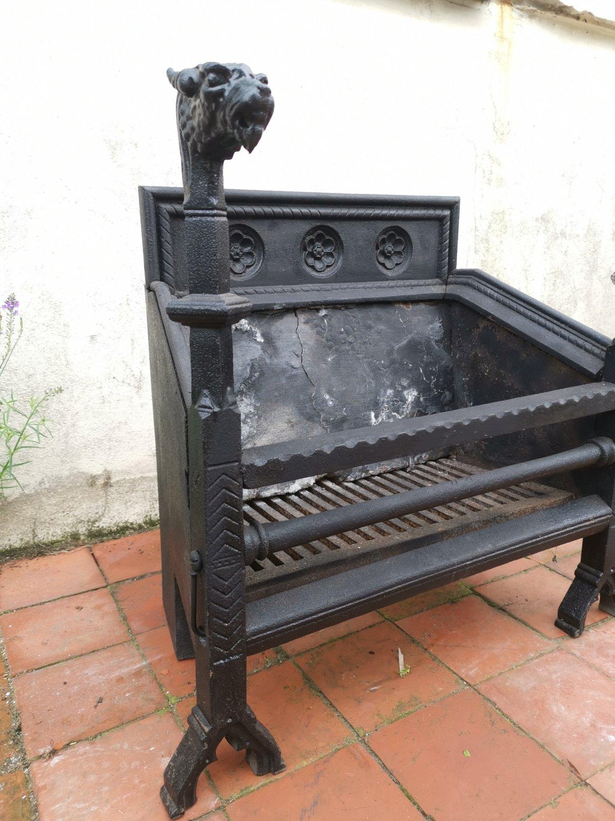 Hart Son & Peard, an English Aesthetic Movement Fire Grate with Dog Head Finials In Good Condition In London, GB