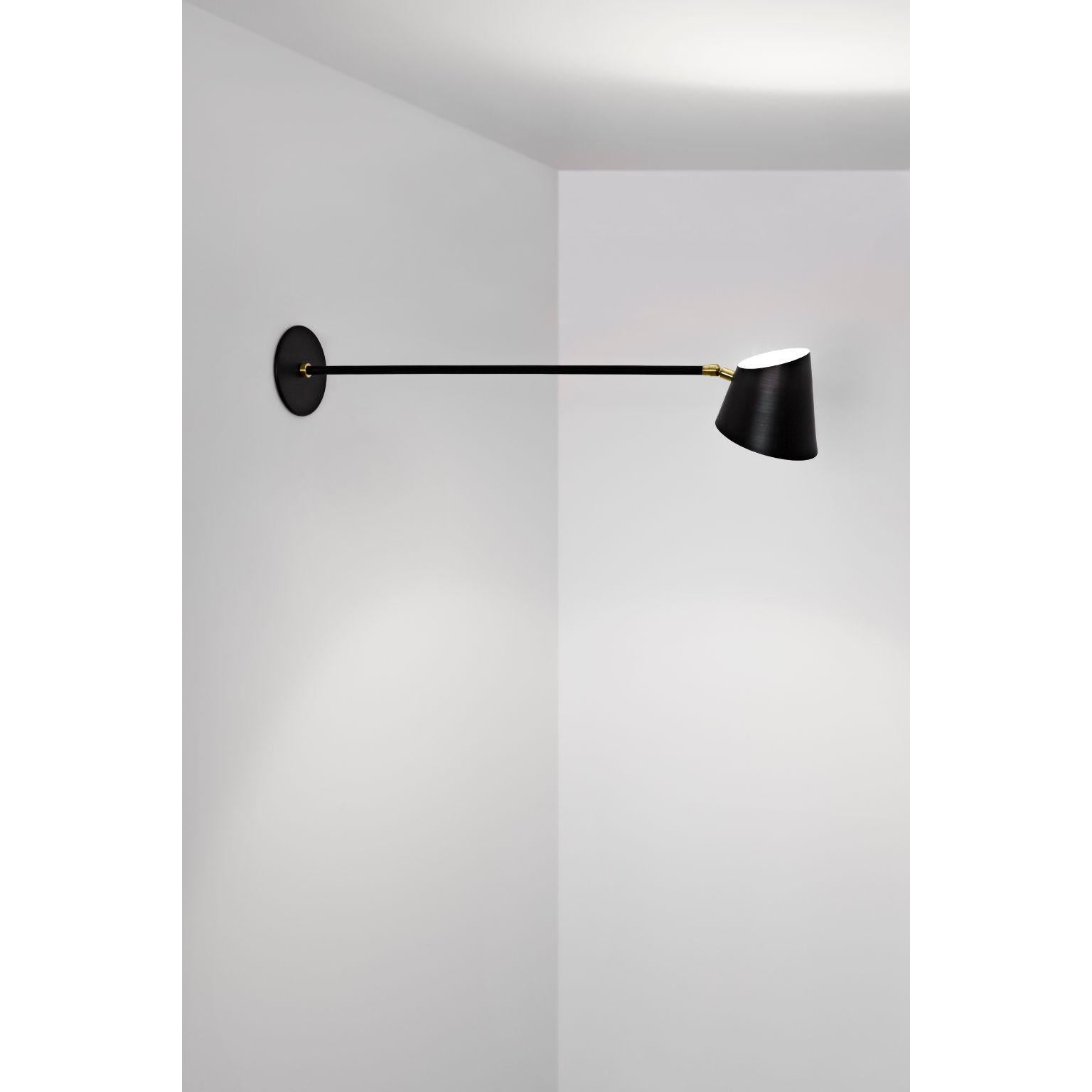 Parete Hartau di Darmes
Design di Alexandre Joncas
Dimensioni: 60 x H. 16 cm
Materiali: vetro smerigliato, ottone, alluminio verniciato.
Disponibile in bianco opaco o nero opaco e con dettagli in ottone o nero anodizzato.

La serie Hartau riunisce