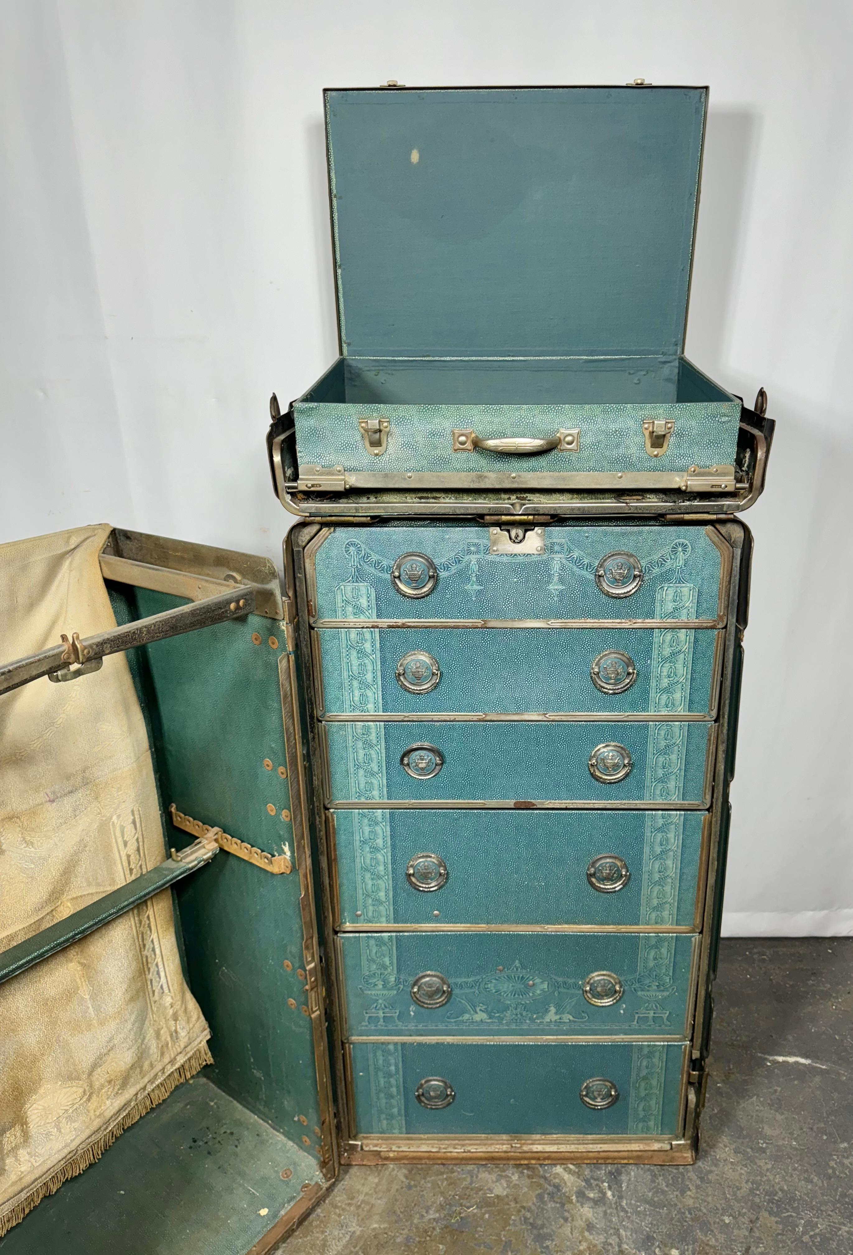 Américain Hartmann Cushion Top Wardrobe Trunk Deco Design, Circa 1920's RARE BLUE COLOR