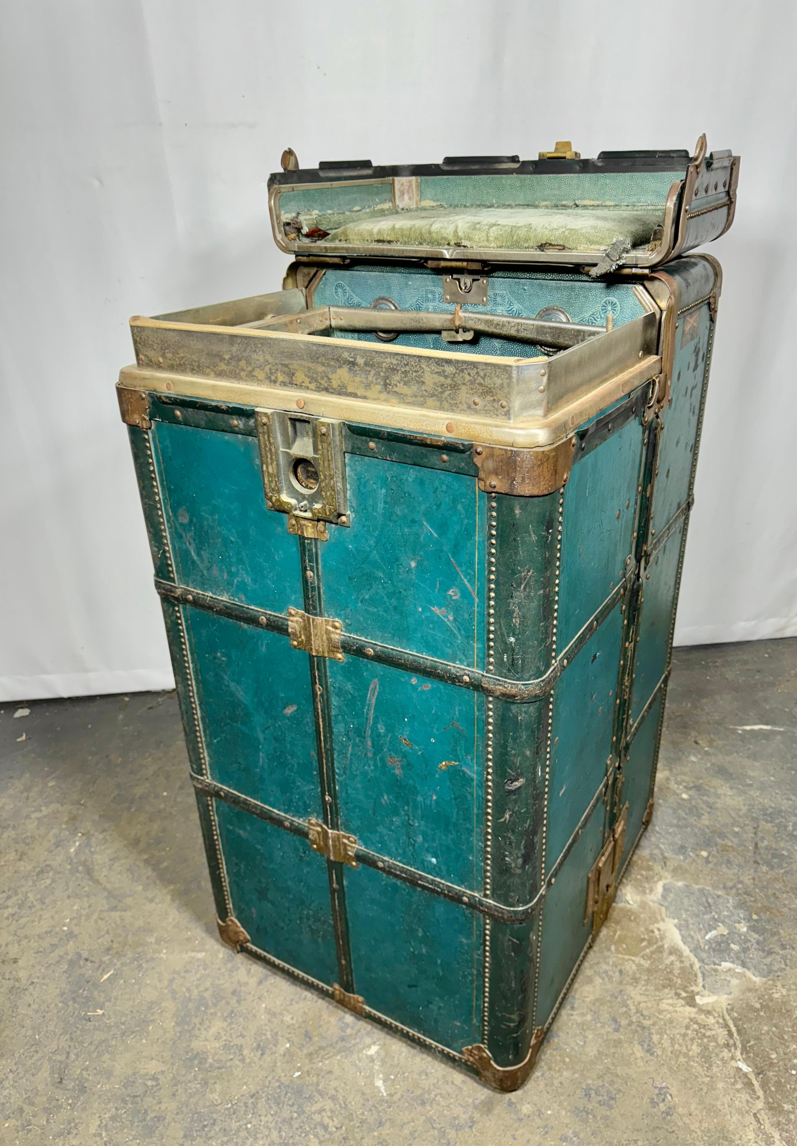 Hartmann Cushion Top Wardrobe Trunk Deco Design, Circa 1920's RARE BLUE COLOR Abîmé à Buffalo, NY