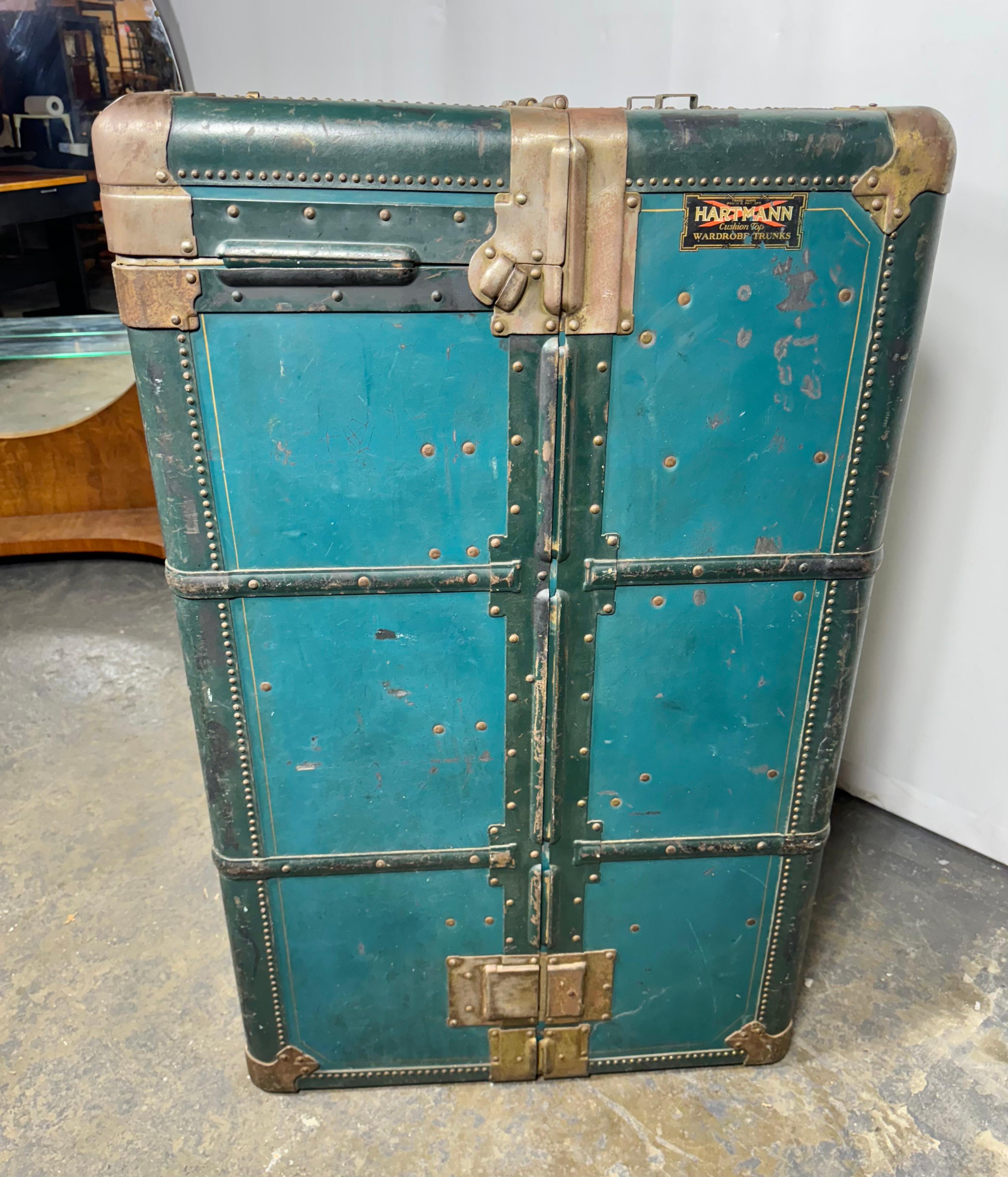 Début du 20ème siècle Hartmann Cushion Top Wardrobe Trunk Deco Design, Circa 1920's RARE BLUE COLOR