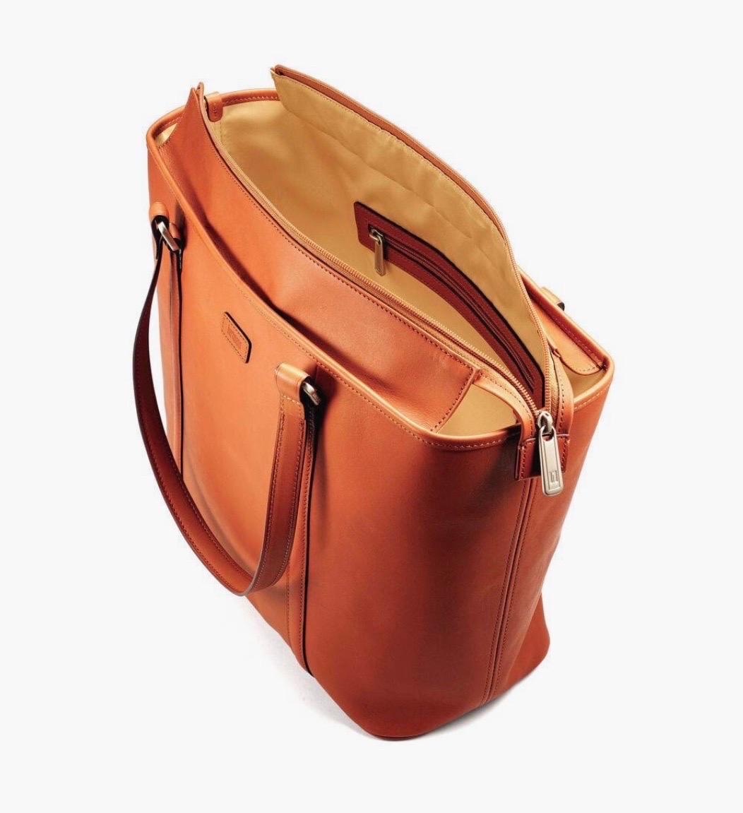 
Brand new with dust bag , great for gift 
From the vaults of the Hartmann archive comes this collection of classic leather goods. Finely finished full grain leather is enhanced with satin finished hardware. Business organization and technology