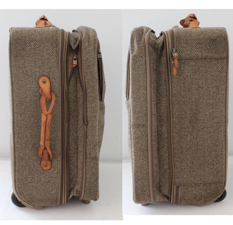 Hartmann Luggage 22in Expandable Roller Suitcase Tweed And Leather Hartmann Luggage 22in Expandable Roller Suitcase Tweed Leather 70s Vintage In Good Condition For