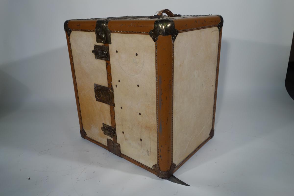 Uncommon wardrobe trunk with its original key.

This trunk is special by its size and its condition.

Its dimensions are 71 cm wide x 75 cm high x 55 cm deep.

It is rather a square shape.

The original drawers are in very good condition an