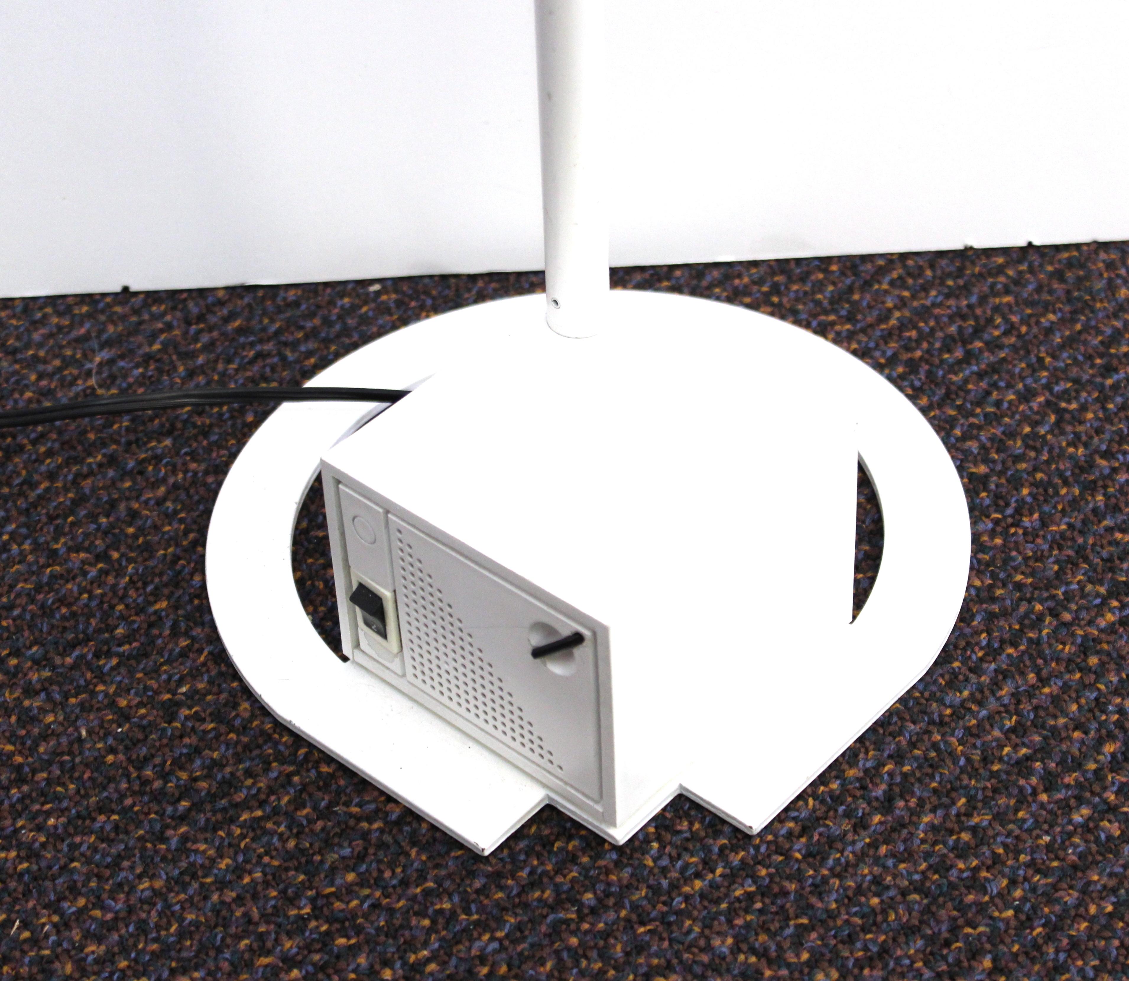 Lampada da terra tedesca postmoderna in metallo bianco di Hartmut Engel in vendita 3